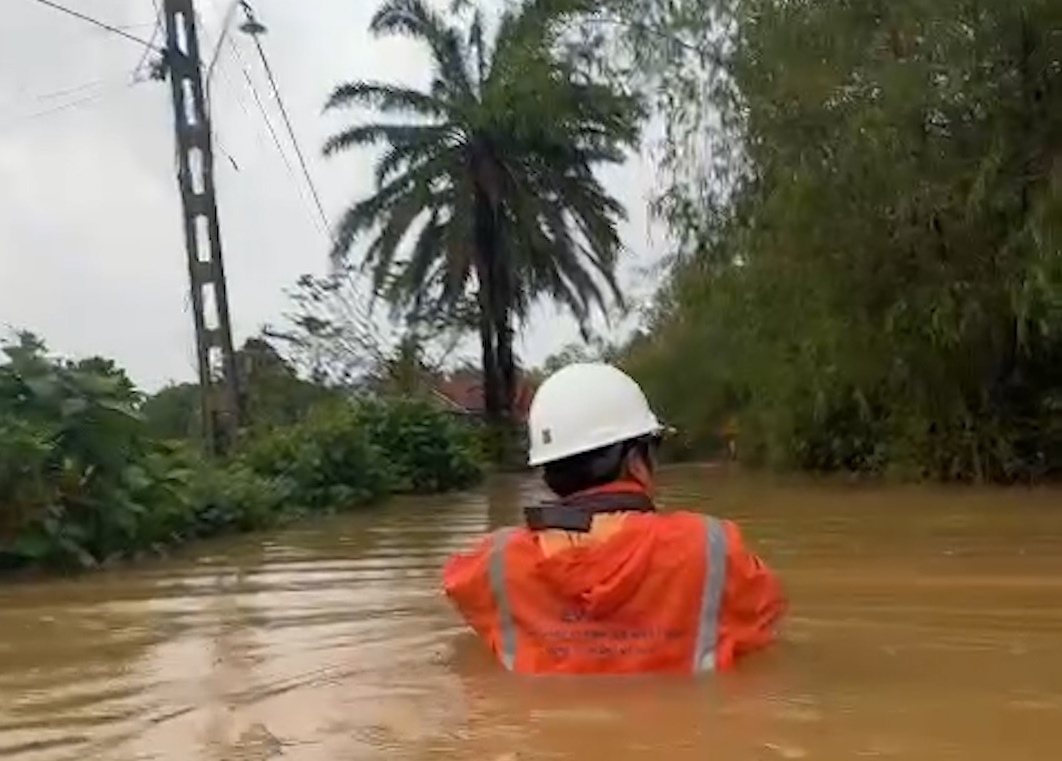 Lũ lớn tại Khu công nghiệp Du Long, EVNCPC chủ động cắt điện nhằm bảo đảm an toàn- Ảnh 2. Lũ lớn tại Khu công nghiệp Du Long, EVNCPC chủ động cắt điện nhằm bảo đảm an toàn- Ảnh 2.