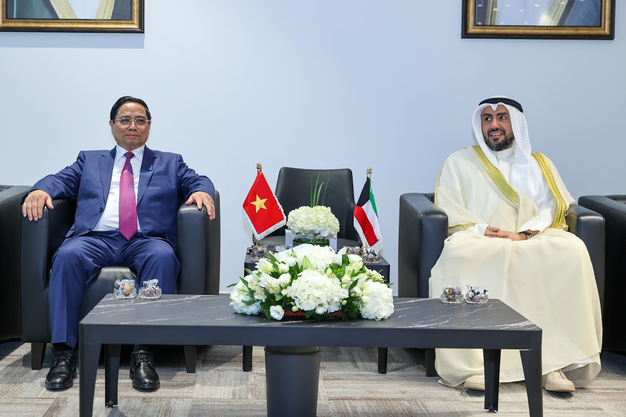 Thủ tướng thăm tổ hợp lọc hóa dầu lớn hàng đầu thế giới tại Kuwait- Ảnh 6. Thủ tướng thăm tổ hợp lọc hóa dầu lớn hàng đầu thế giới tại Kuwait- Ảnh 6.