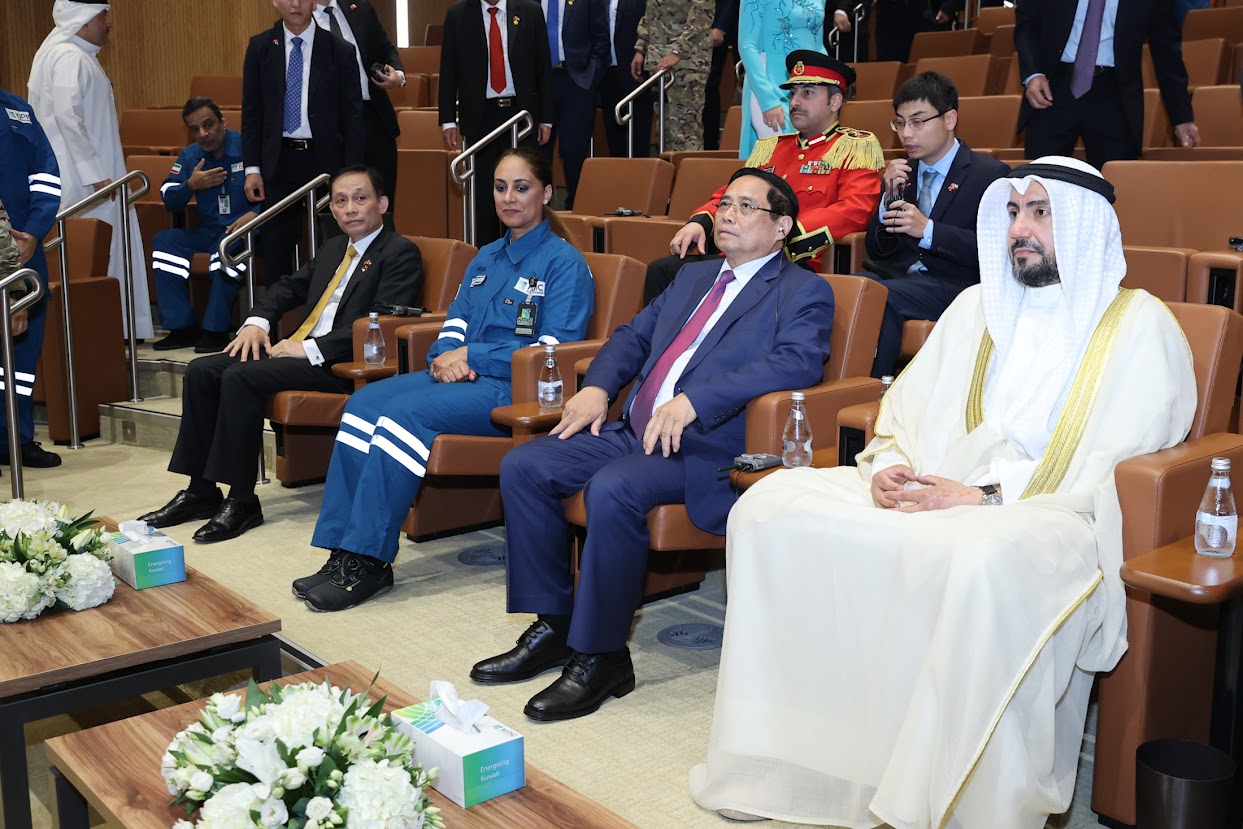 Thủ tướng thăm tổ hợp lọc hóa dầu lớn hàng đầu thế giới tại Kuwait- Ảnh 5. Thủ tướng thăm tổ hợp lọc hóa dầu lớn hàng đầu thế giới tại Kuwait- Ảnh 5.