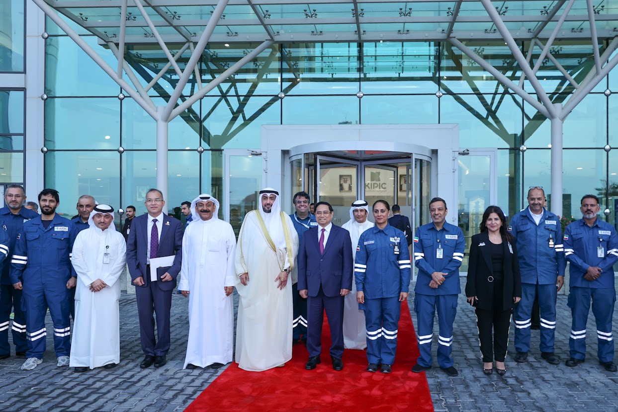 Thủ tướng thăm tổ hợp lọc hóa dầu lớn hàng đầu thế giới tại Kuwait- Ảnh 7. Thủ tướng thăm tổ hợp lọc hóa dầu lớn hàng đầu thế giới tại Kuwait- Ảnh 7.