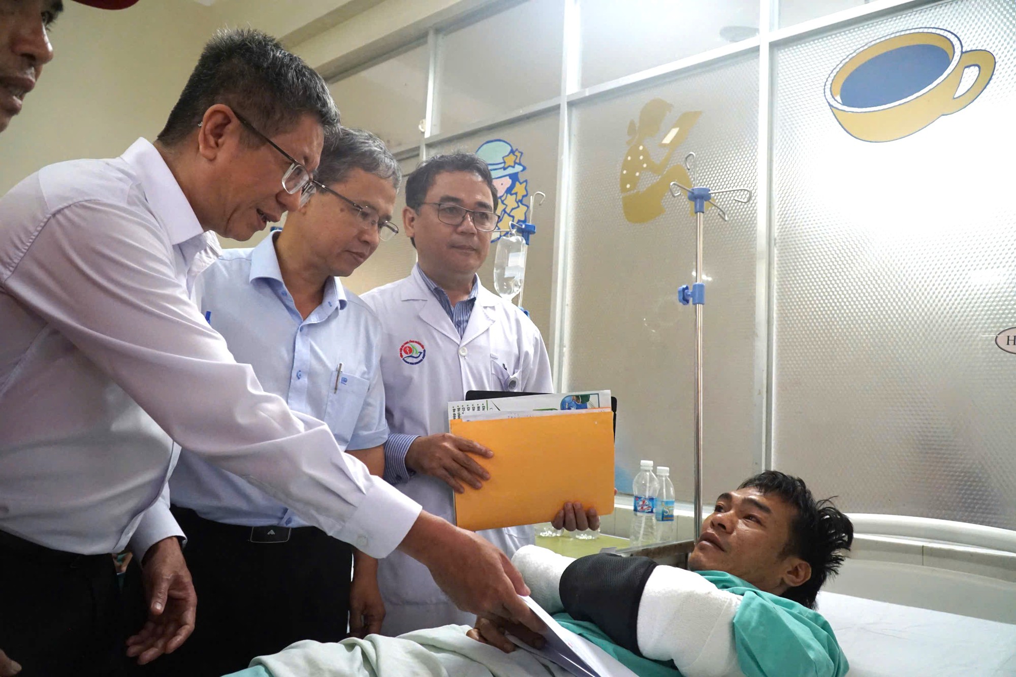 Lãnh đạo tỉnh Khánh Hòa thăm, động viên nạn nhân vụ sạt lở đèo Khánh Lê và Khánh Sơn- Ảnh 1. Lãnh đạo tỉnh Khánh Hòa thăm, động viên nạn nhân vụ sạt lở đèo Khánh Lê và Khánh Sơn- Ảnh 1.