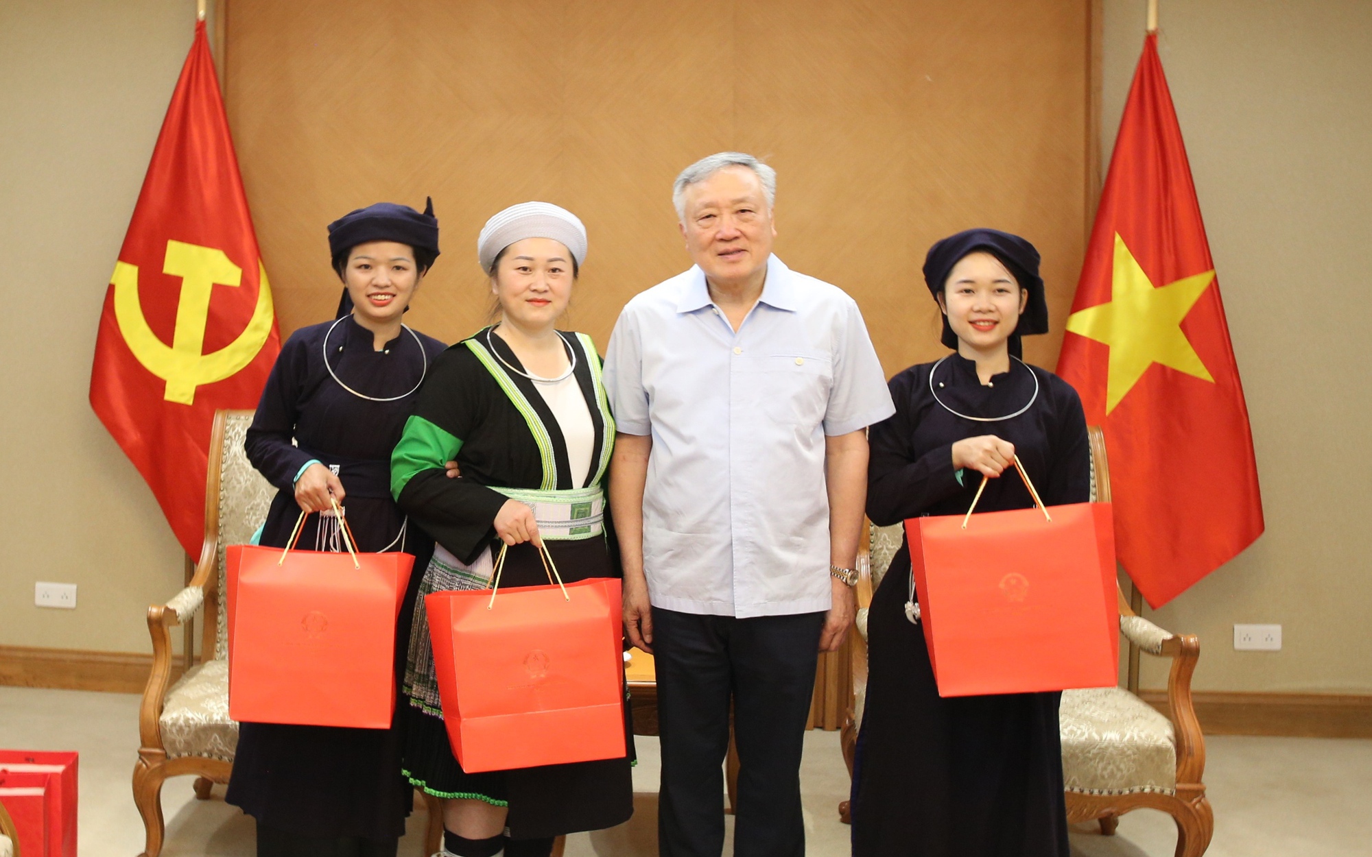 Sự nỗ lực, cống hiến thầm lặng của các cô giáo là rất cao cả, thiêng liêng