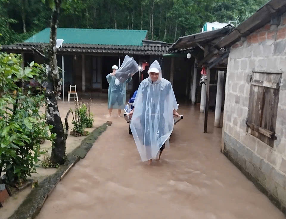 Mưa lớn gây ngập lụt, chia cắt nhiều khu vực ở Quảng Trị- Ảnh 1. Mưa lớn gây ngập lụt, chia cắt nhiều khu vực ở Quảng Trị- Ảnh 1.