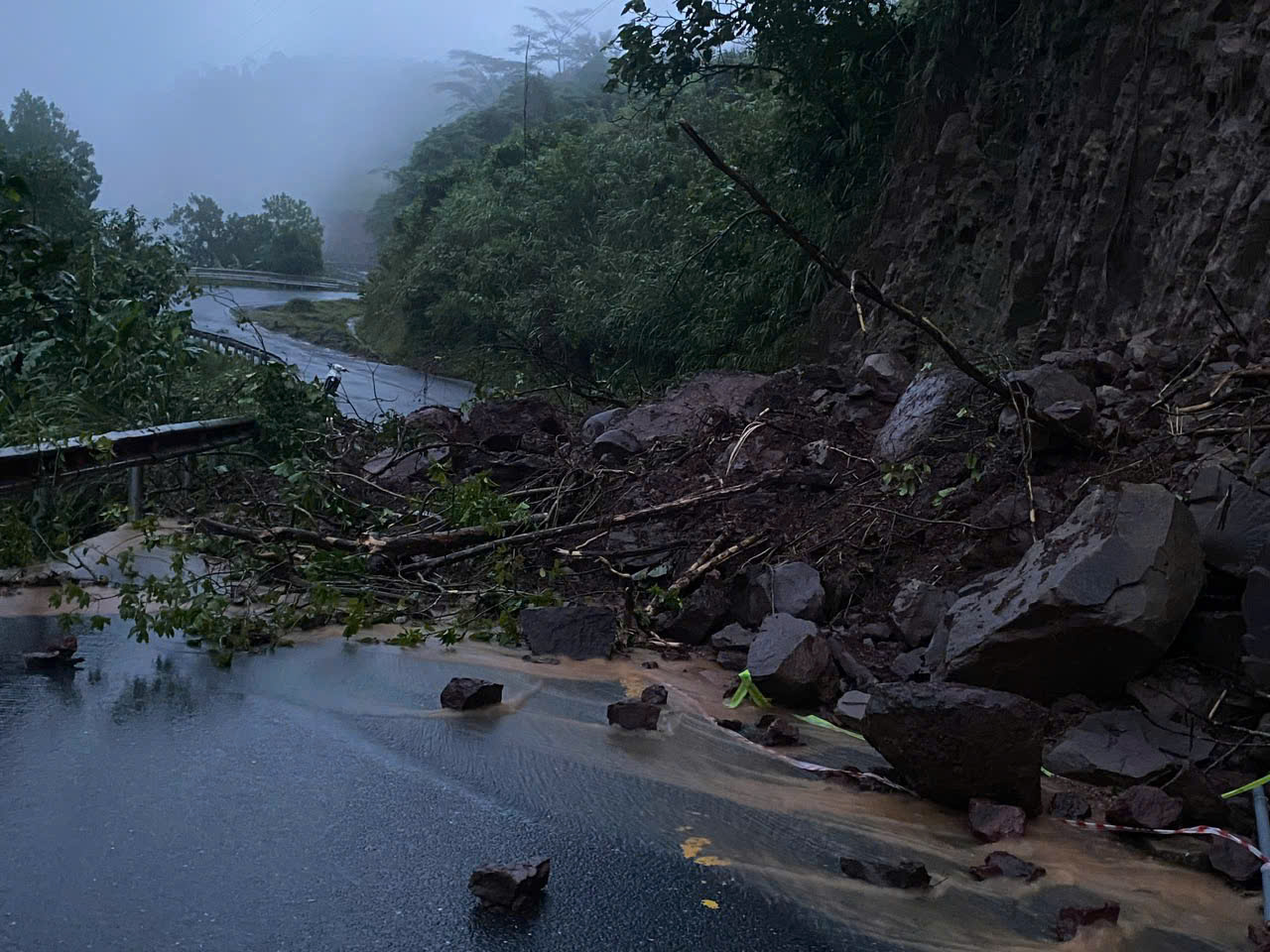 Mưa lớn gây ngập lụt, chia cắt nhiều khu vực ở Quảng Trị- Ảnh 2. Mưa lớn gây ngập lụt, chia cắt nhiều khu vực ở Quảng Trị- Ảnh 2.