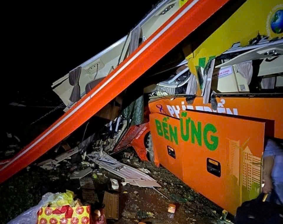 Sạt lở nghiêm trọng ở đèo Khánh Lê, 6 người tử vong, nhiều người bị thương- Ảnh 4. Sạt lở nghiêm trọng ở đèo Khánh Lê, 6 người tử vong, nhiều người bị thương- Ảnh 4.