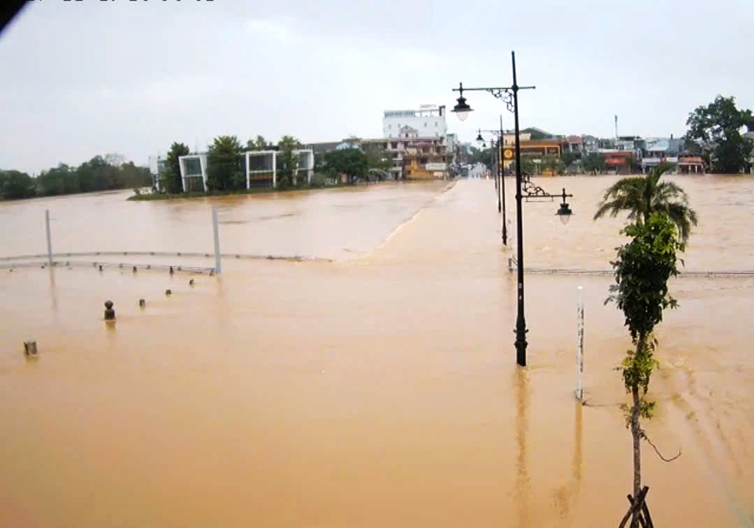 Lũ khẩn cấp trên sông Bồ, sông Hương ở TP. Huế- Ảnh 1. Lũ khẩn cấp trên sông Bồ, sông Hương ở TP. Huế- Ảnh 1.