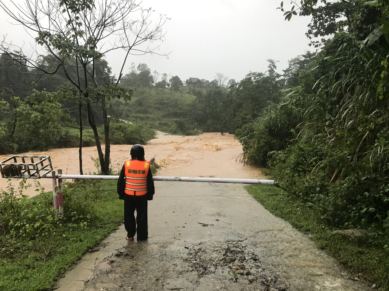 Quảng Trị: Hơn 1.400 hộ bị ngập, nhiều tuyến giao thông chia cắt, một người mất tích- Ảnh 1. Quảng Trị: Hơn 1.400 hộ bị ngập, nhiều tuyến giao thông chia cắt, một người mất tích- Ảnh 1.