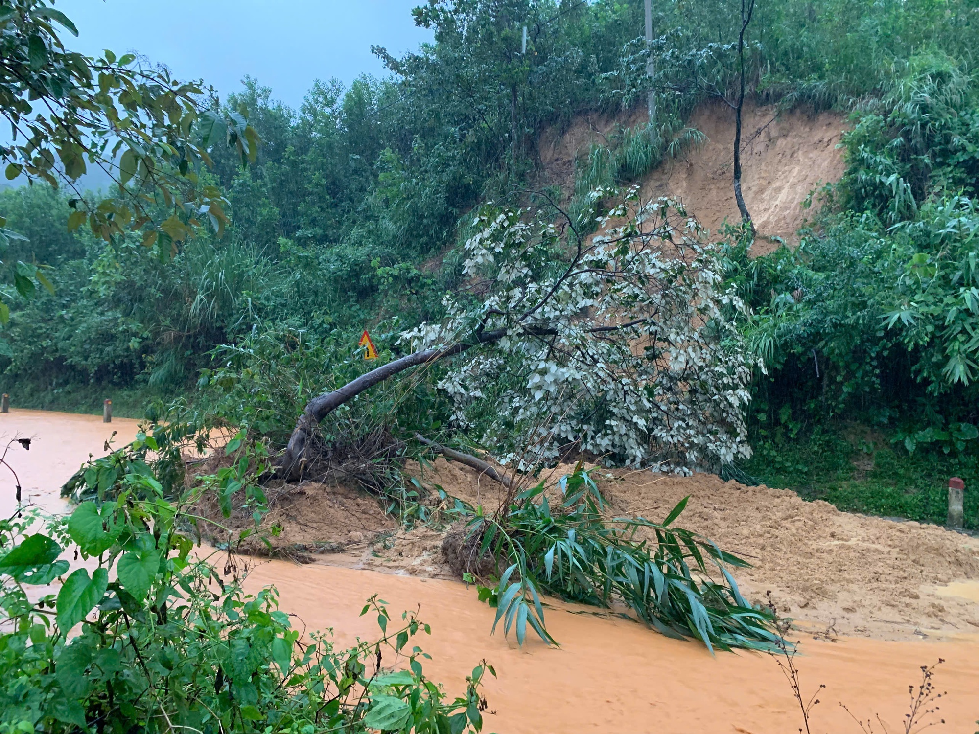 Quảng Trị: Hơn 1.400 hộ bị ngập, nhiều tuyến giao thông chia cắt, một người mất tích- Ảnh 3. Quảng Trị: Hơn 1.400 hộ bị ngập, nhiều tuyến giao thông chia cắt, một người mất tích- Ảnh 3.