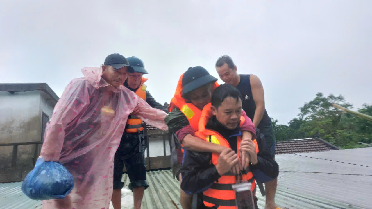 Phát hiện nhiều vết nứt ở núi Ngang, Đà Nẵng sơ tán khẩn cấp 59 hộ dân- Ảnh 2. Phát hiện nhiều vết nứt ở núi Ngang, Đà Nẵng sơ tán khẩn cấp 59 hộ dân- Ảnh 2.