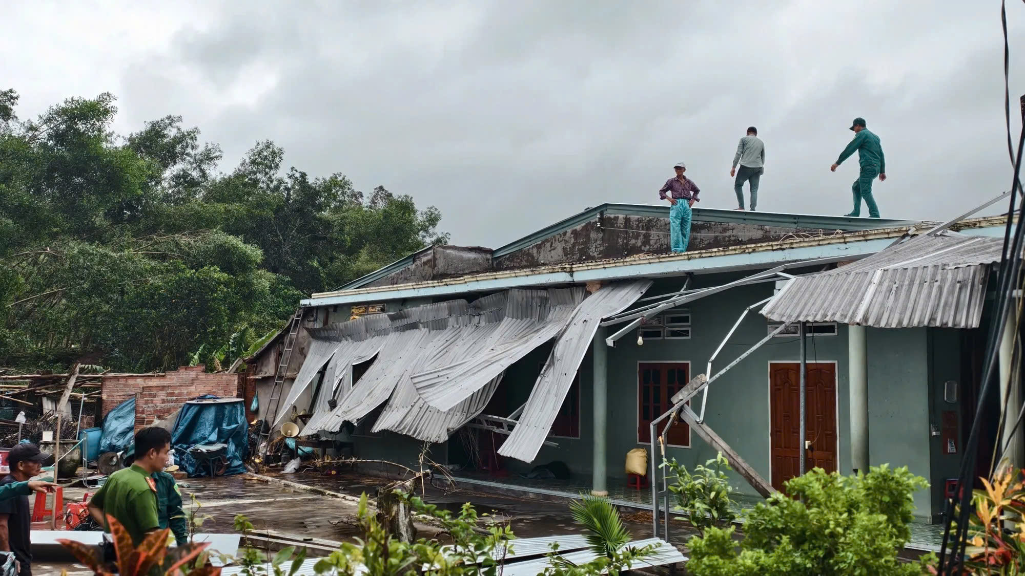 Lực lượng vũ trang giúp dân khắc phục hậu quả lốc xoáy- Ảnh 1. Lực lượng vũ trang giúp dân khắc phục hậu quả lốc xoáy- Ảnh 1.