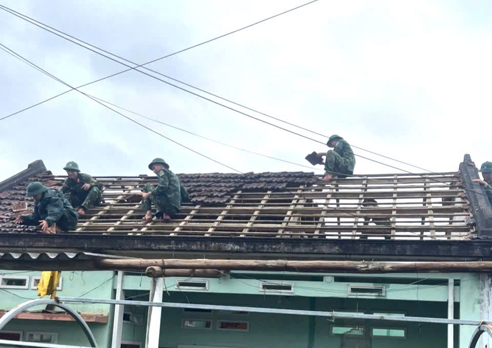 Lực lượng vũ trang giúp dân khắc phục hậu quả lốc xoáy- Ảnh 2. Lực lượng vũ trang giúp dân khắc phục hậu quả lốc xoáy- Ảnh 2.