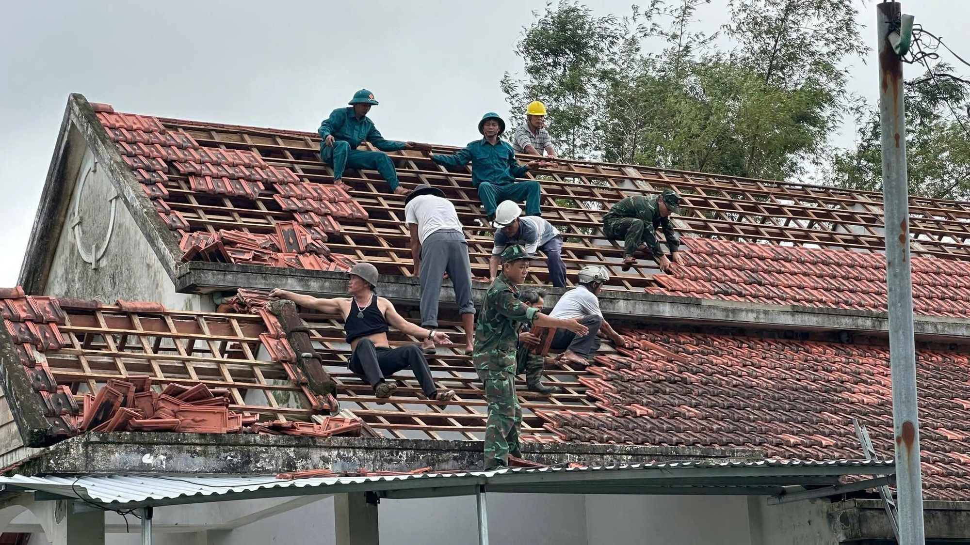 Lực lượng vũ trang giúp dân khắc phục hậu quả lốc xoáy- Ảnh 4. Lực lượng vũ trang giúp dân khắc phục hậu quả lốc xoáy- Ảnh 4.