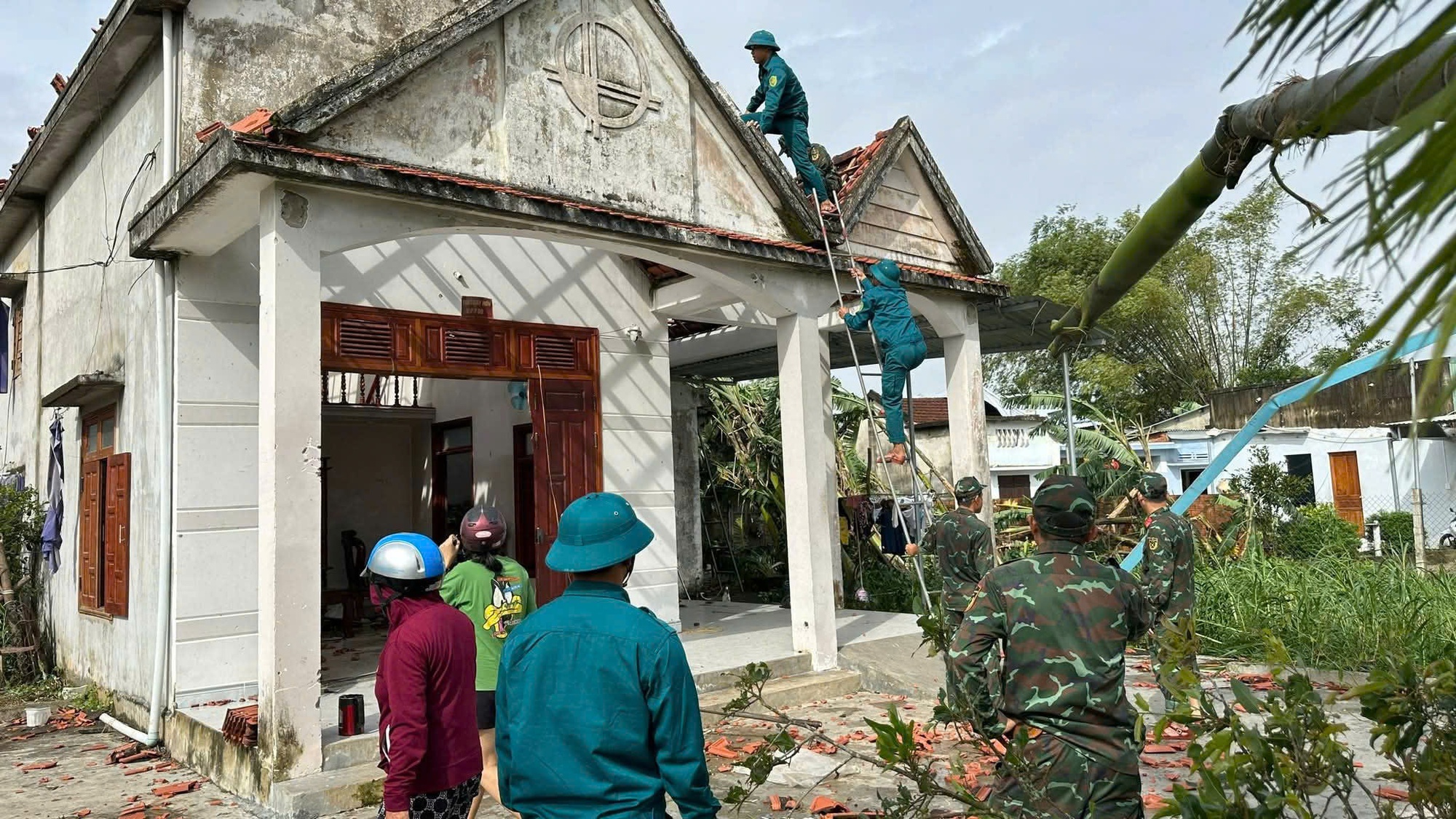 Lực lượng vũ trang giúp dân khắc phục hậu quả lốc xoáy- Ảnh 3. Lực lượng vũ trang giúp dân khắc phục hậu quả lốc xoáy- Ảnh 3.