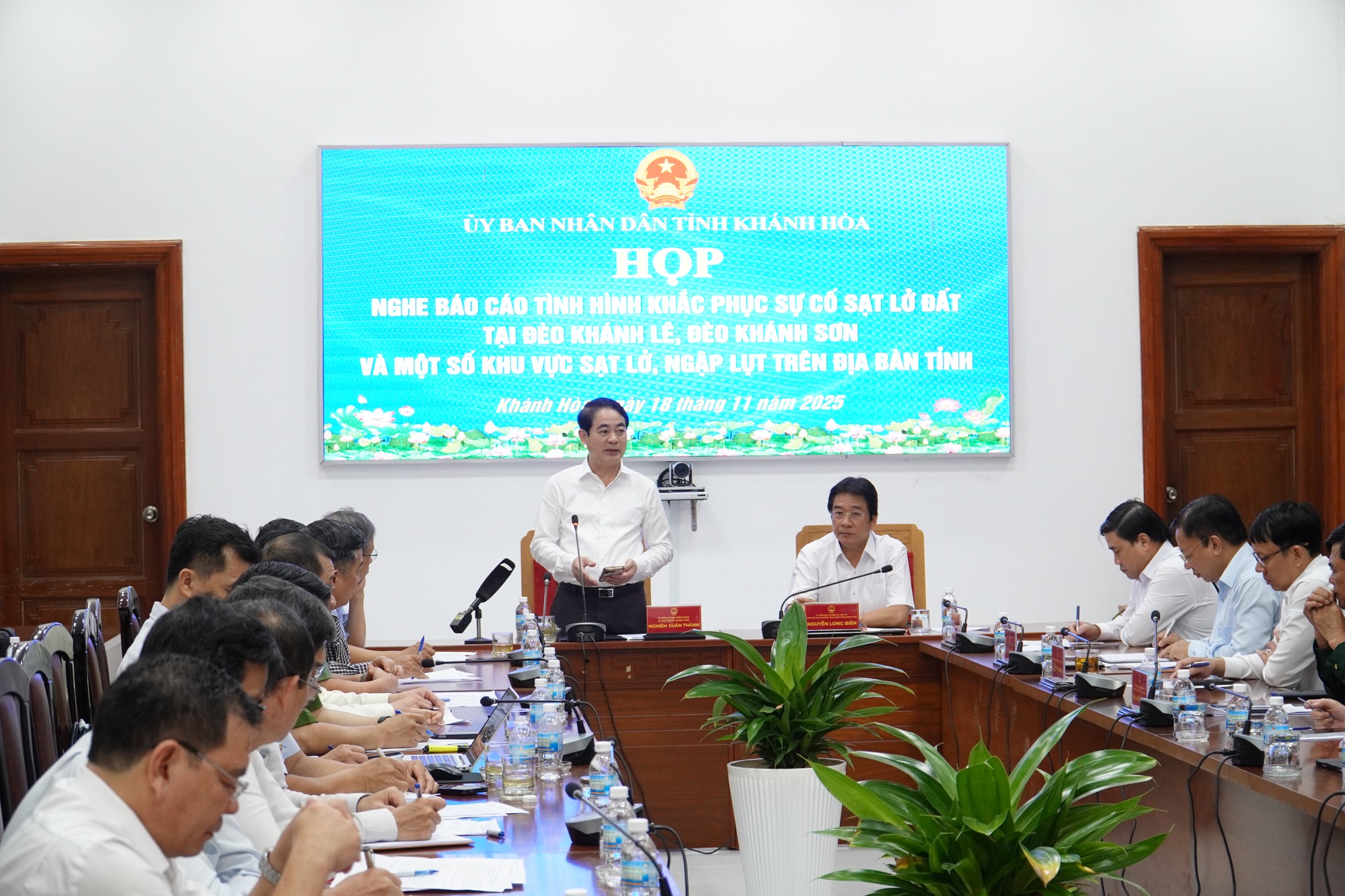 Khánh Hòa khẩn trương khắc phục sự cố sạt lở tại đèo Khánh Lê và Khánh Sơn- Ảnh 1.