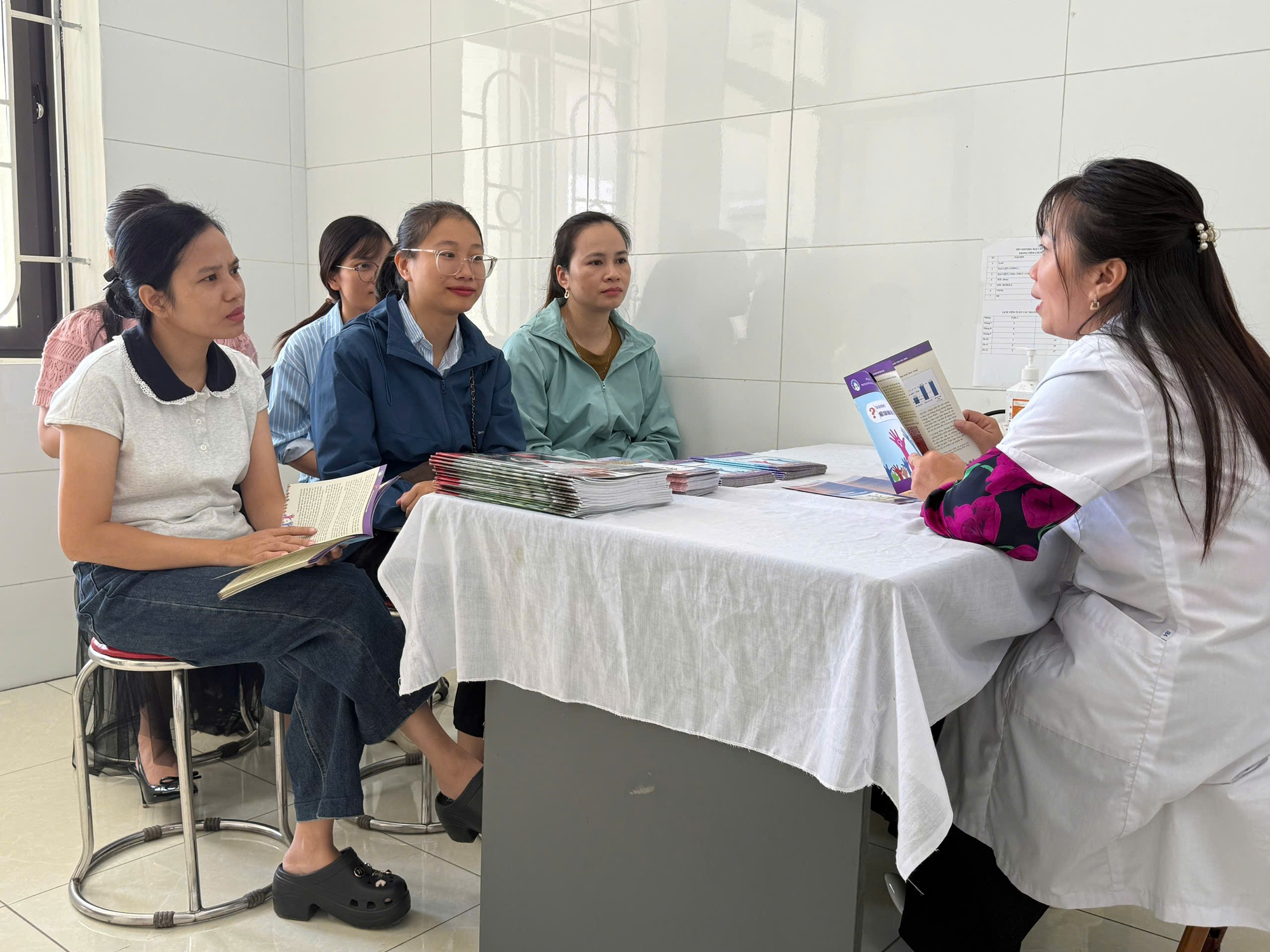 Khẳng định tiêu chí y tế trong xây dựng nông thôn mới– Điểm tựa 'gần dân, vì dân'- Ảnh 1. Khẳng định tiêu chí y tế trong xây dựng nông thôn mới– Điểm tựa 'gần dân, vì dân'- Ảnh 1.