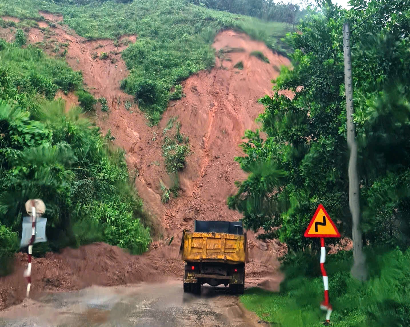 Mưa lớn gây sạt lở, ngập lụt nhiều tuyến giao thông tại miền Trung – Tây Nguyên- Ảnh 1. Mưa lớn gây sạt lở, ngập lụt nhiều tuyến giao thông tại miền Trung – Tây Nguyên- Ảnh 1.