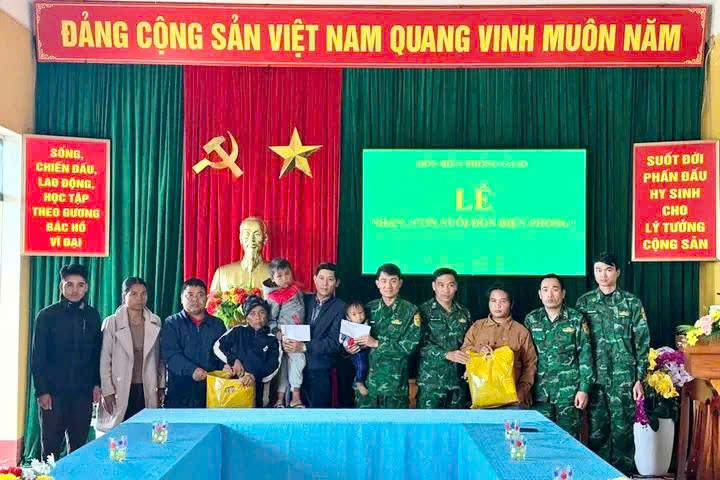 Sạt lở núi ở Hùng Sơn (Đà Nẵng): Nghĩa tình người lính làm dịu nỗi đau nơi đại ngàn- Ảnh 3. Sạt lở núi ở Hùng Sơn (Đà Nẵng): Nghĩa tình người lính làm dịu nỗi đau nơi đại ngàn- Ảnh 3.