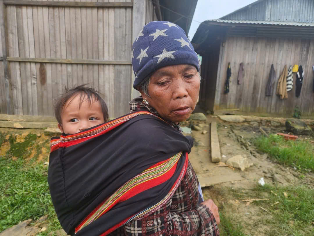 Sạt lở núi ở Hùng Sơn (Đà Nẵng): Nghĩa tình người lính làm dịu nỗi đau nơi đại ngàn- Ảnh 2. Sạt lở núi ở Hùng Sơn (Đà Nẵng): Nghĩa tình người lính làm dịu nỗi đau nơi đại ngàn- Ảnh 2.