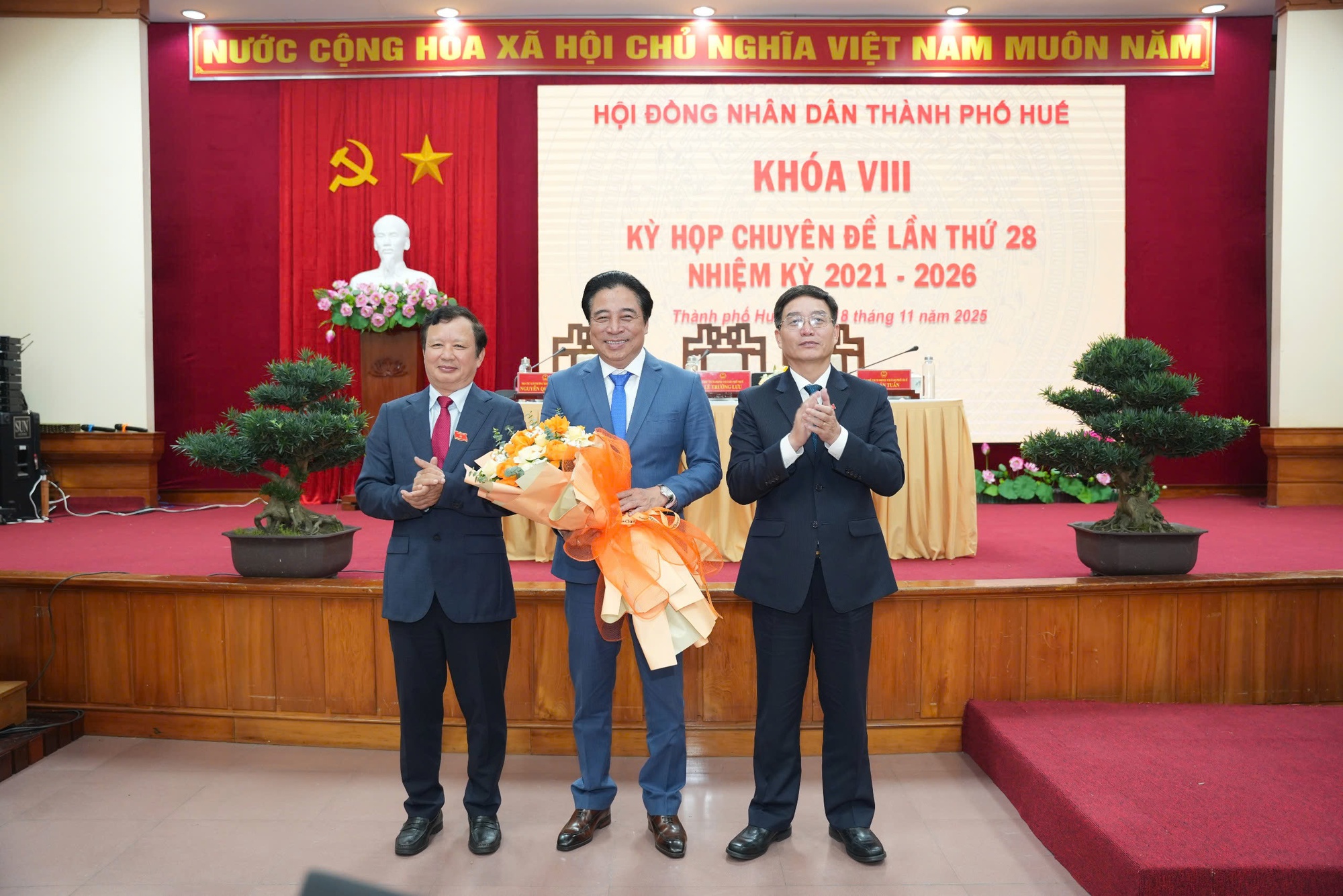 TP. Huế có tân Chủ tịch và Phó Chủ tịch UBND Thành phố- Ảnh 1. TP. Huế có tân Chủ tịch và Phó Chủ tịch UBND Thành phố- Ảnh 1.