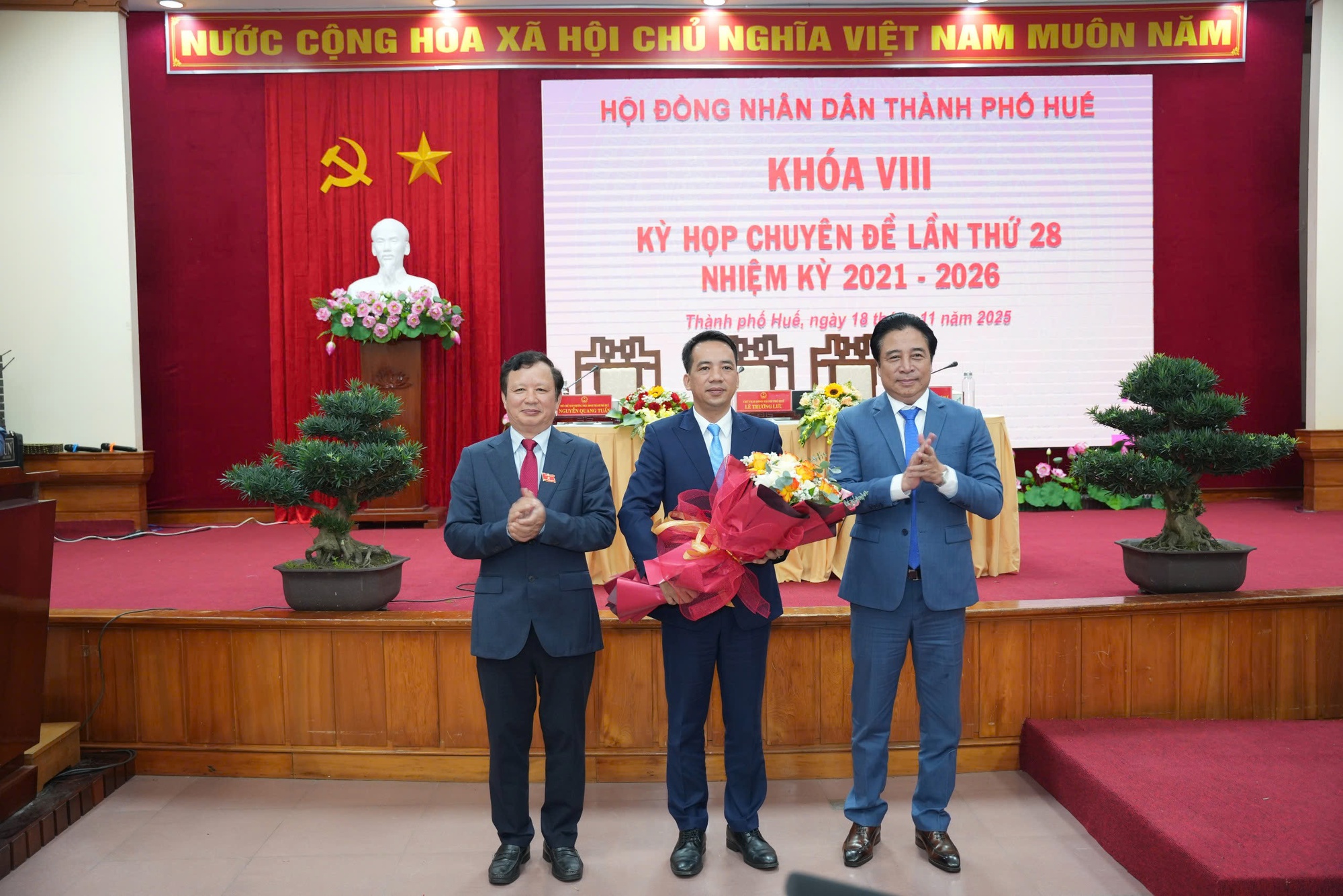 TP. Huế có tân Chủ tịch và Phó Chủ tịch UBND Thành phố- Ảnh 3. TP. Huế có tân Chủ tịch và Phó Chủ tịch UBND Thành phố- Ảnh 3.