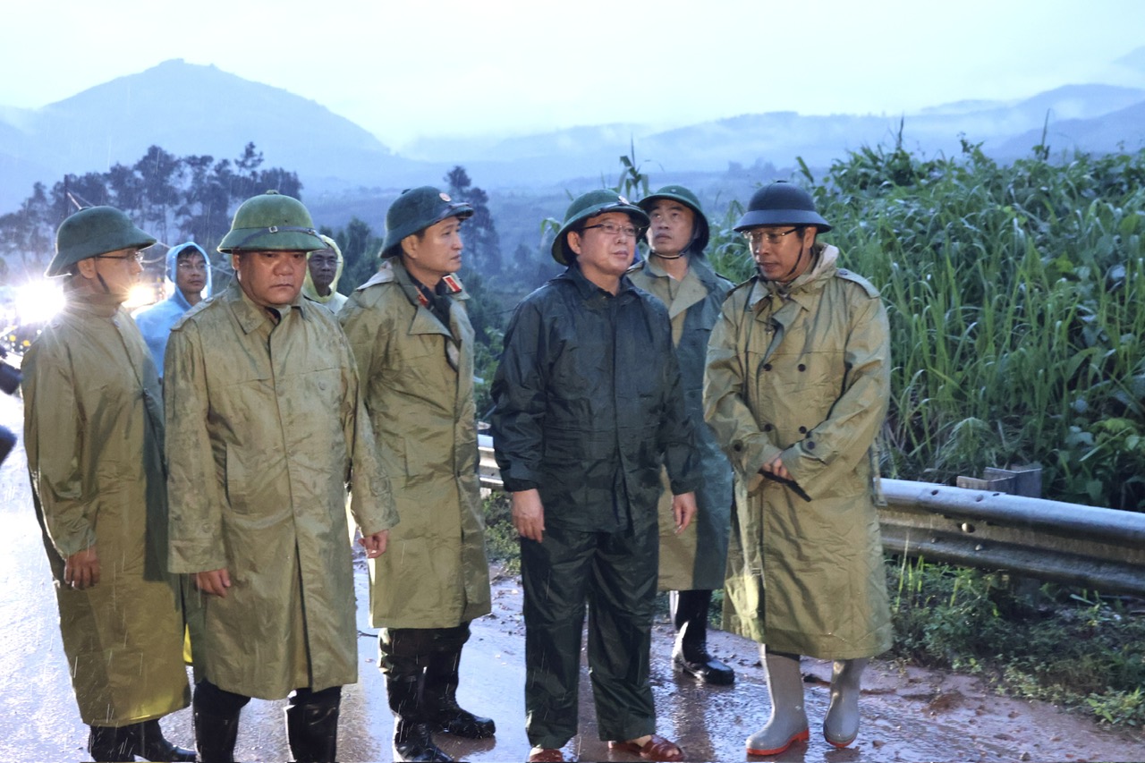 Phó Thủ tướng Hồ Quốc Dũng trực tiếp chỉ đạo khắc phục sạt lở tại đèo Khánh Lê- Ảnh 3.