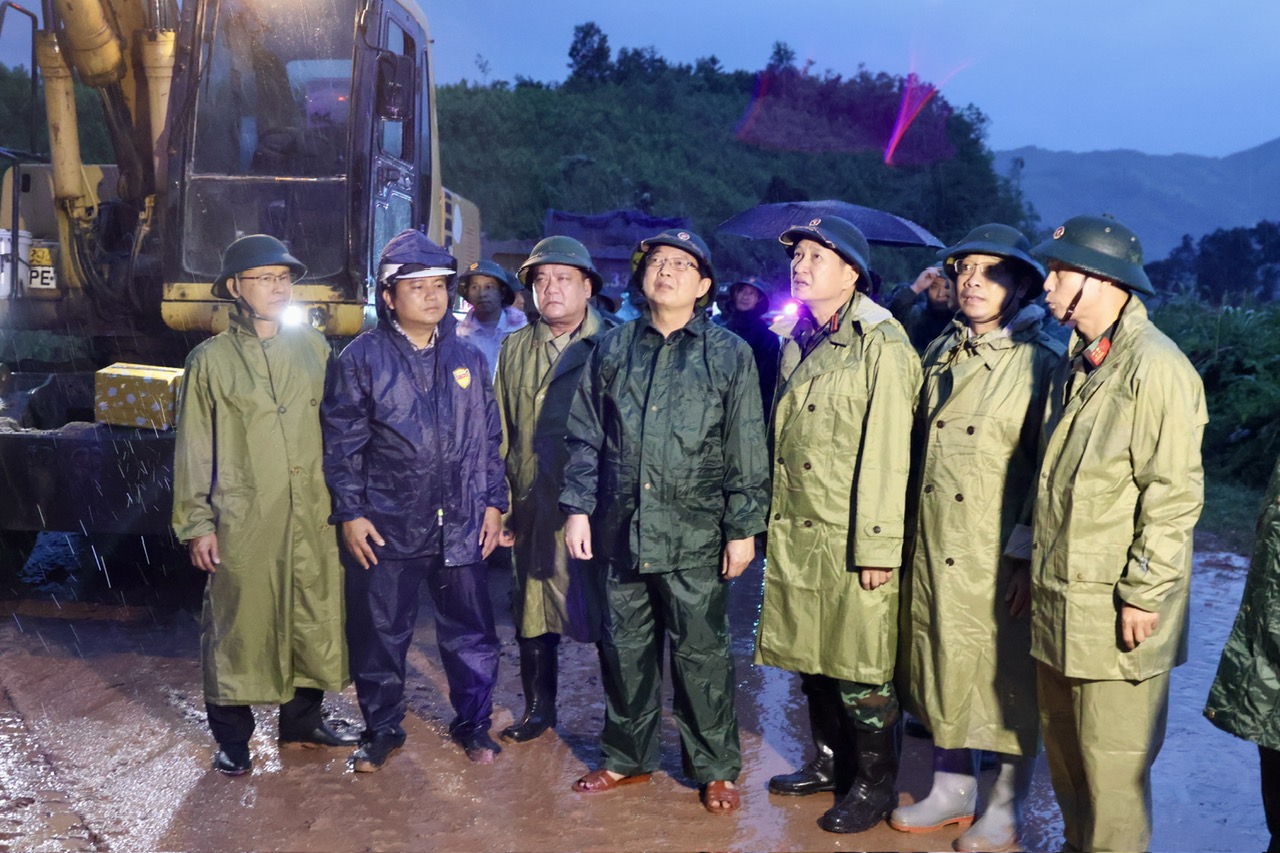 Phó Thủ tướng Hồ Quốc Dũng trực tiếp chỉ đạo khắc phục sạt lở tại đèo Khánh Lê- Ảnh 1.