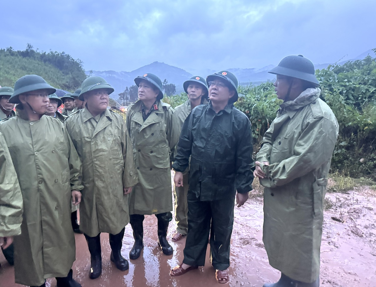 Phó Thủ tướng Hồ Quốc Dũng trực tiếp chỉ đạo khắc phục sạt lở tại đèo Khánh Lê- Ảnh 2.