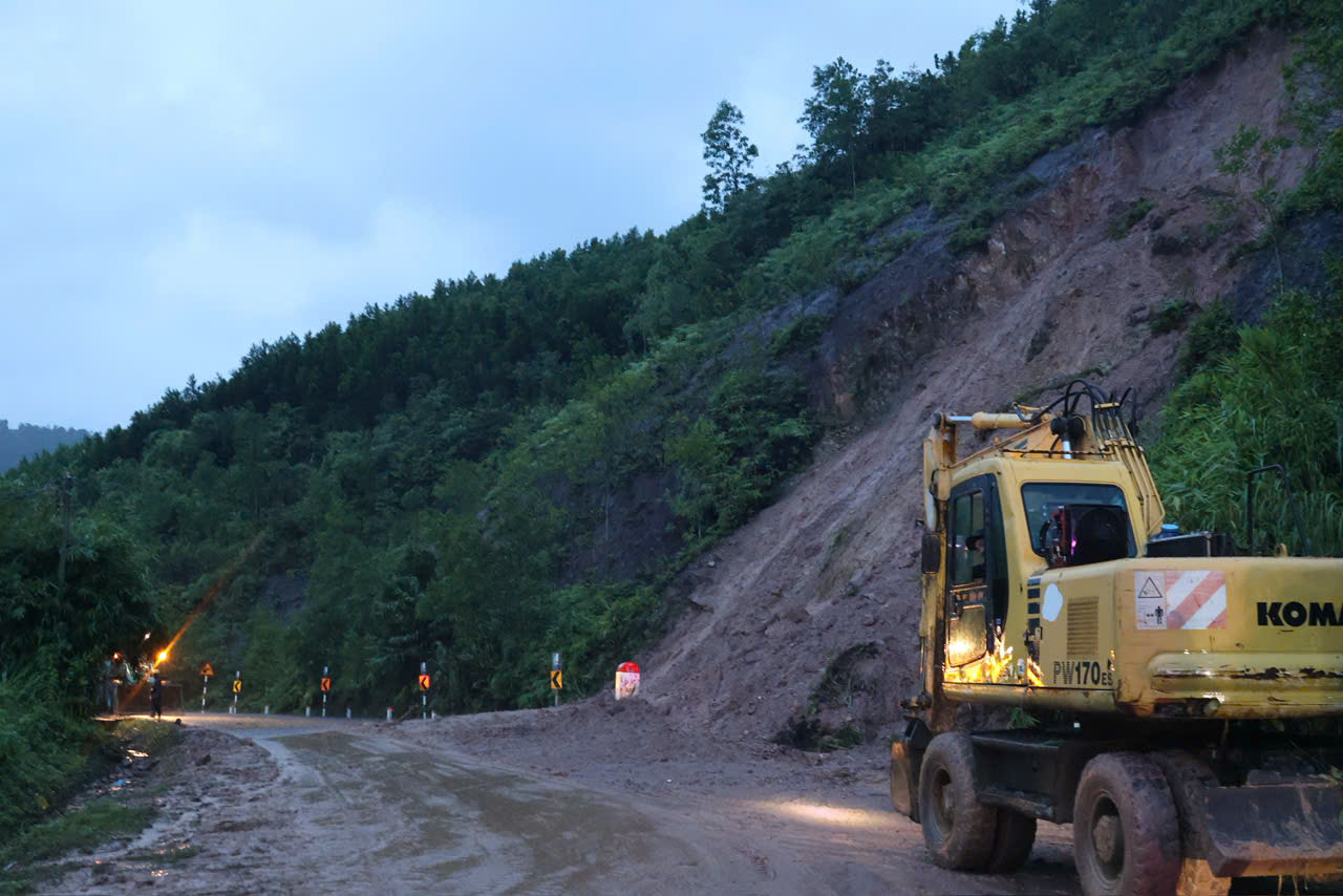 Phó Thủ tướng Hồ Quốc Dũng trực tiếp chỉ đạo khắc phục sạt lở tại đèo Khánh Lê- Ảnh 4.