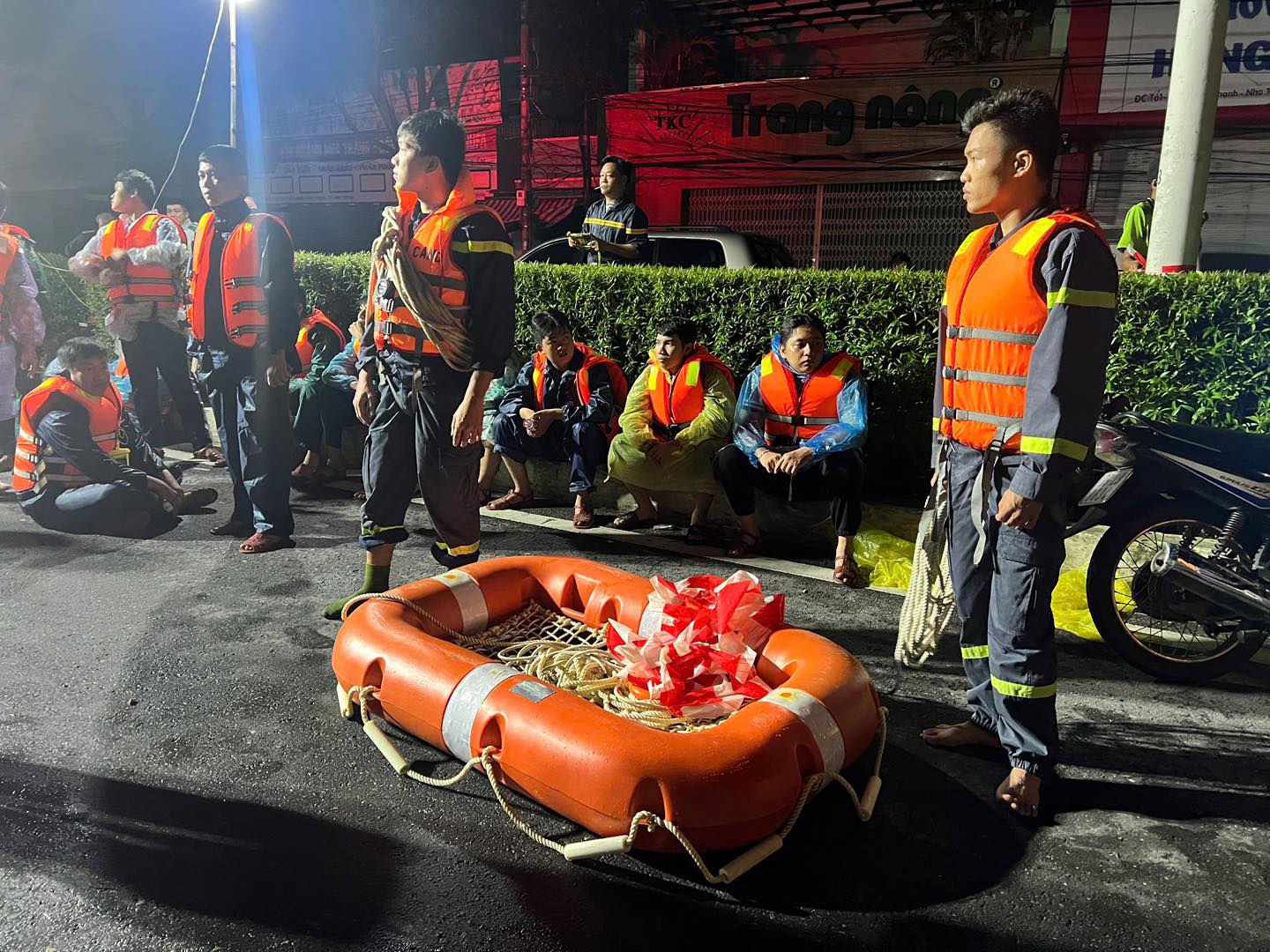 Lũ các sông ở Khánh Hòa lên nhanh, các lực lượng  xuyên đêm ứng cứu người dân- Ảnh 2.