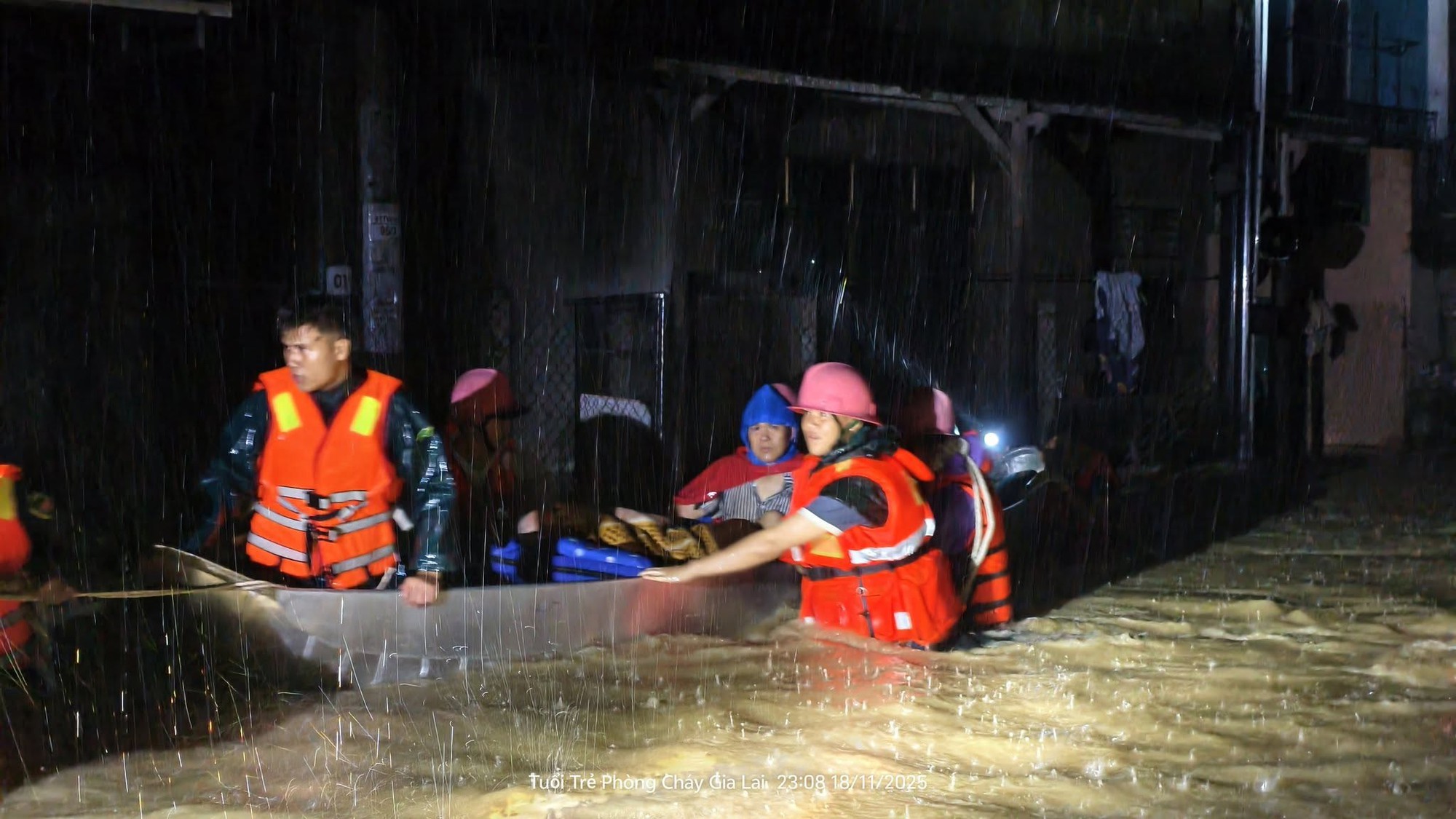 Gia Lai triển khai các biện pháp khẩn cấp ứng phó với mưa lũ đặc biệt lớn- Ảnh 5.