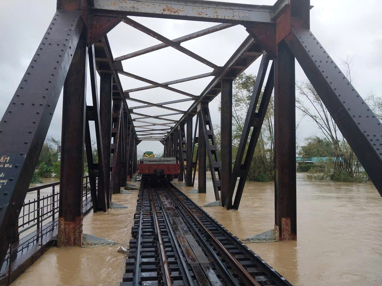 Gia Lai: Nước lũ dâng cao, đường sắt điều toa xe chở tà vẹt trấn chặn 2 cầu - Ảnh 1.
