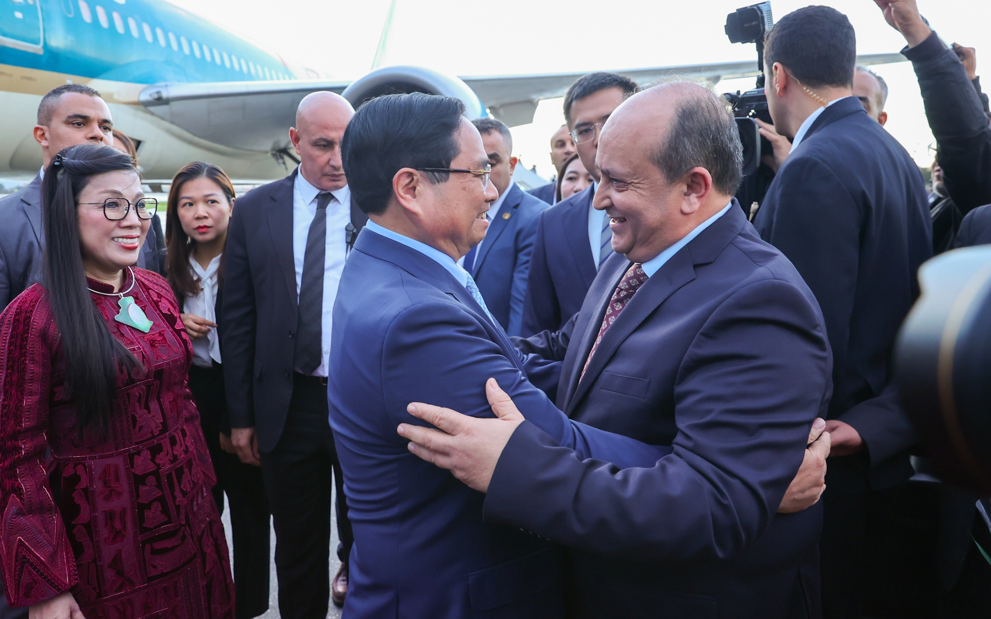 Thủ tướng Sifi Ghrieb ra sân bay đón Thủ tướng Phạm Minh Chính thăm chính thức Algeria