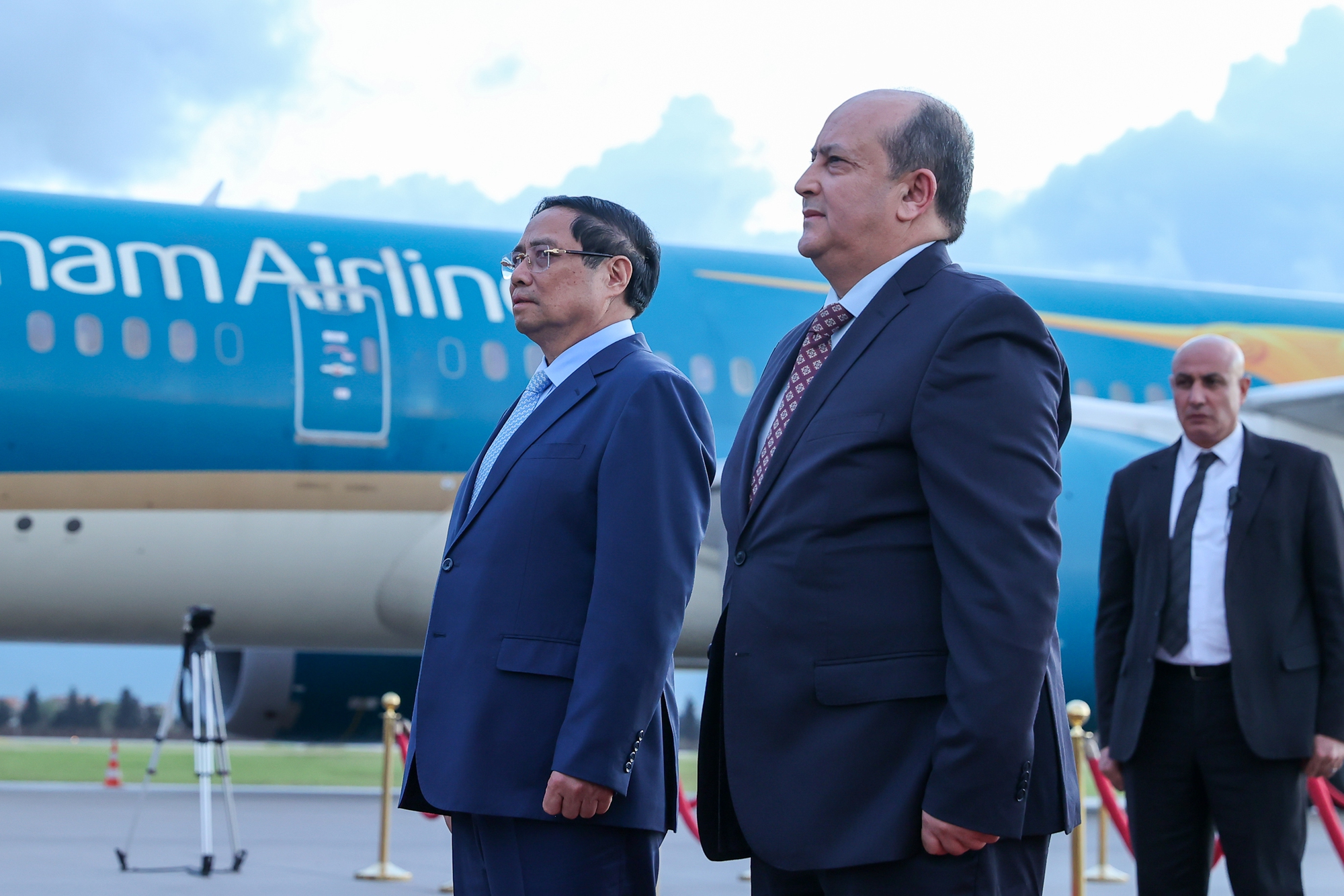 Thủ tướng Sifi Ghrieb ra sân bay đón Thủ tướng Phạm Minh Chính thăm chính thức Algeria- Ảnh 4.