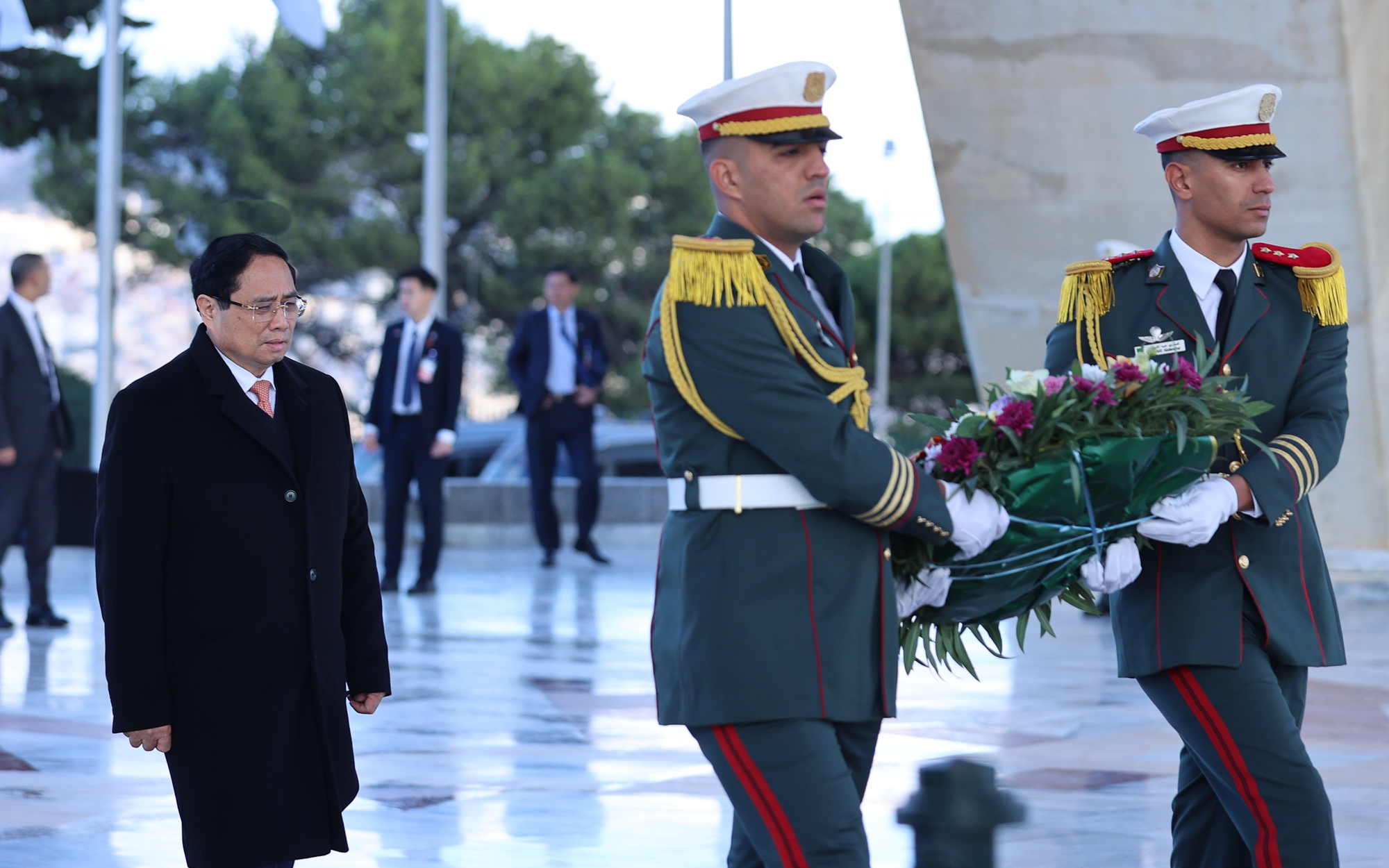 Thủ tướng tưởng niệm các anh hùng, liệt sĩ, cựu chiến binh của Algeria