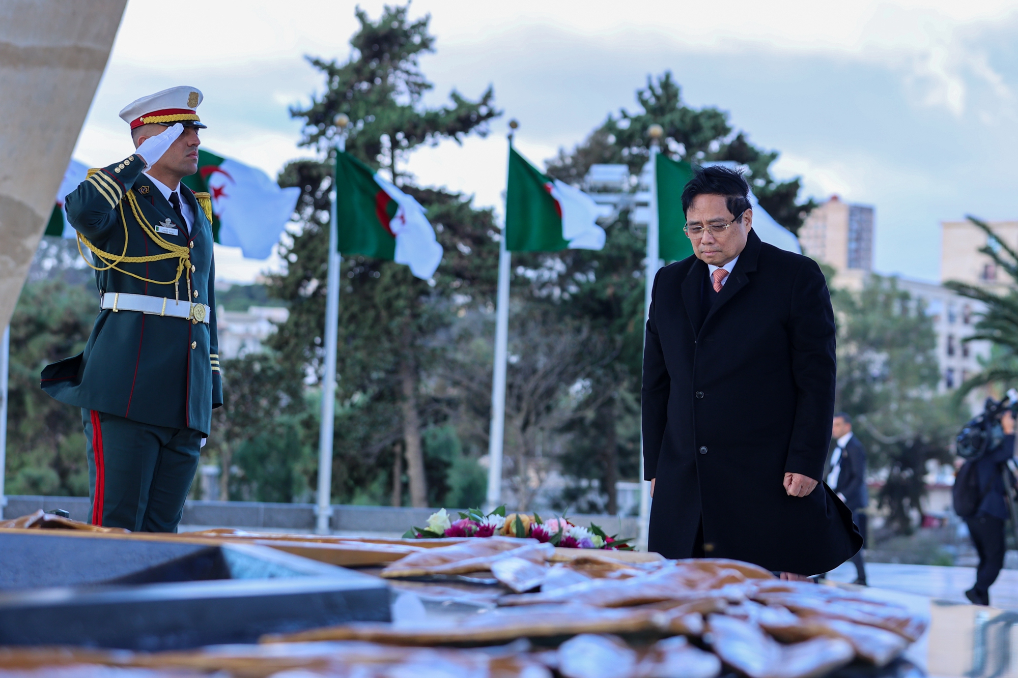 Thủ tướng tưởng niệm các anh hùng, liệt sĩ, cựu chiến binh của Algeria- Ảnh 4.
