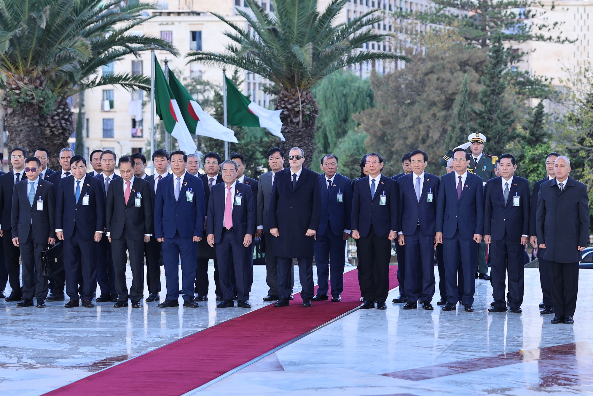 Thủ tướng tưởng niệm các anh hùng, liệt sĩ, cựu chiến binh của Algeria- Ảnh 5.