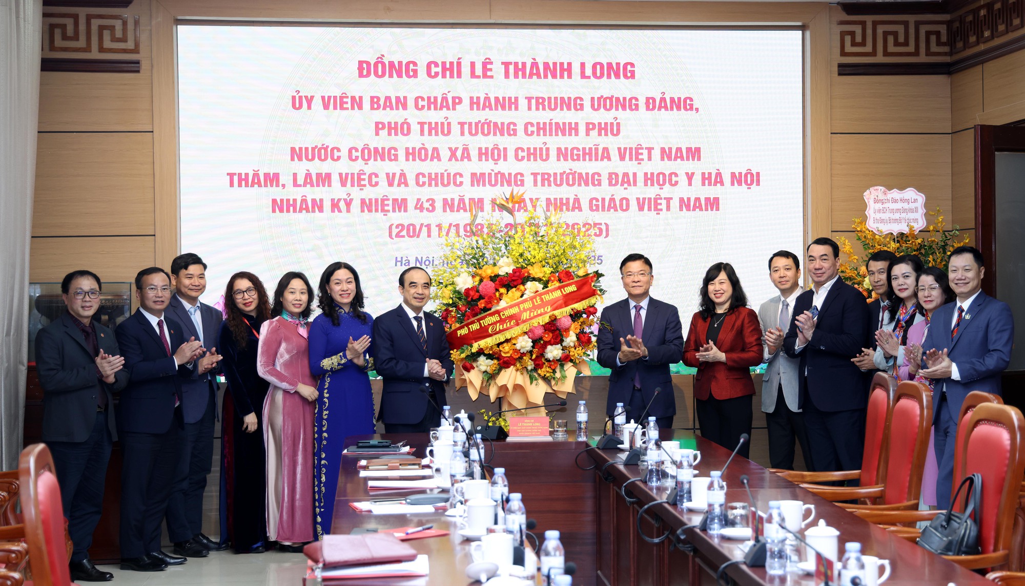 Phó Thủ tướng Lê Thành Long chỉ rõ 'thời cơ đặc biệt' cho sự phát triển của Đại học Y Hà Nội- Ảnh 1. Phó Thủ tướng Lê Thành Long chỉ rõ 'thời cơ đặc biệt' cho sự phát triển của Đại học Y Hà Nội- Ảnh 1.