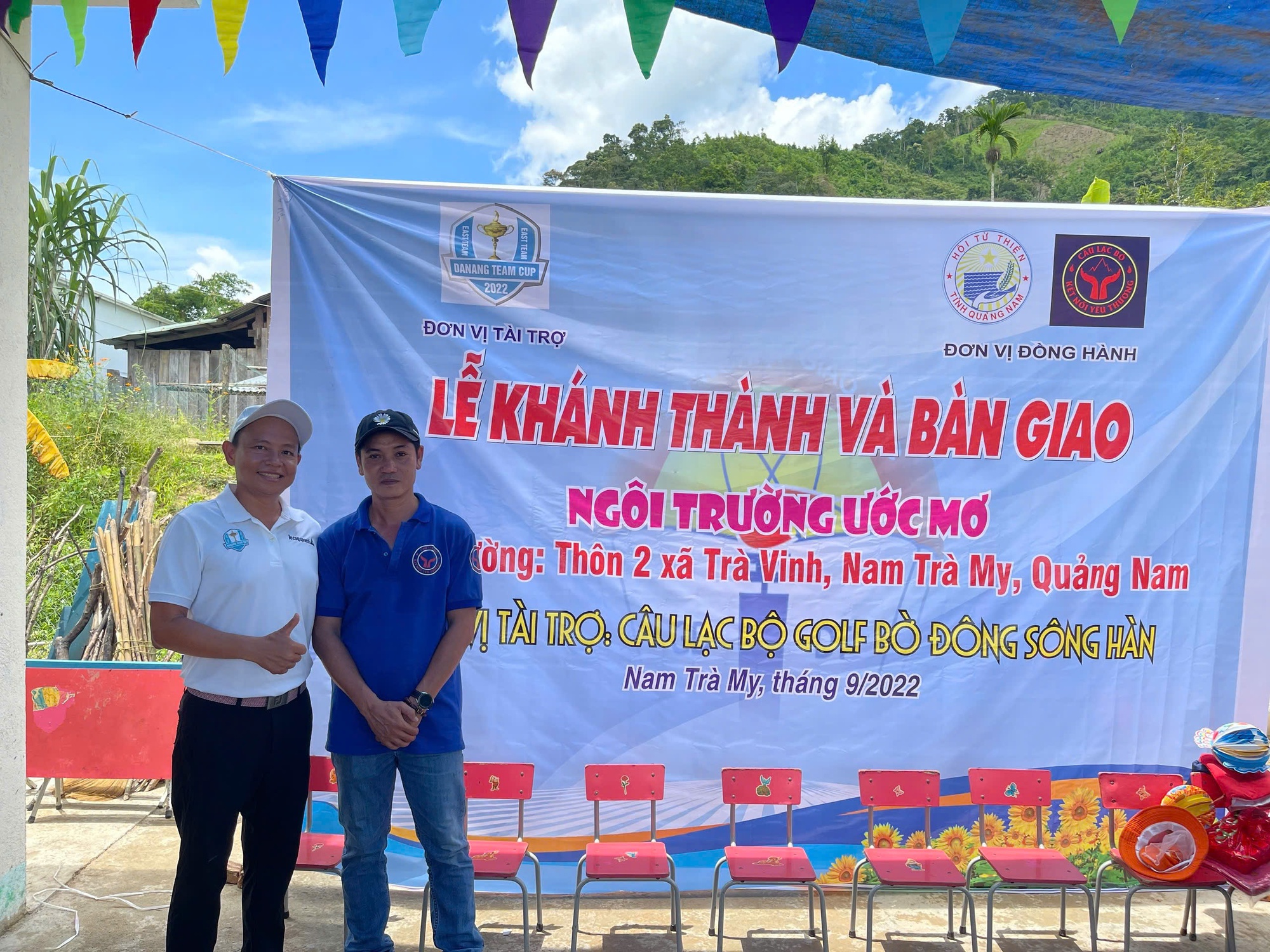 Tấm lòng người thầy và những nụ cười sau con dốc- Ảnh 2. Tấm lòng người thầy và những nụ cười sau con dốc- Ảnh 2.