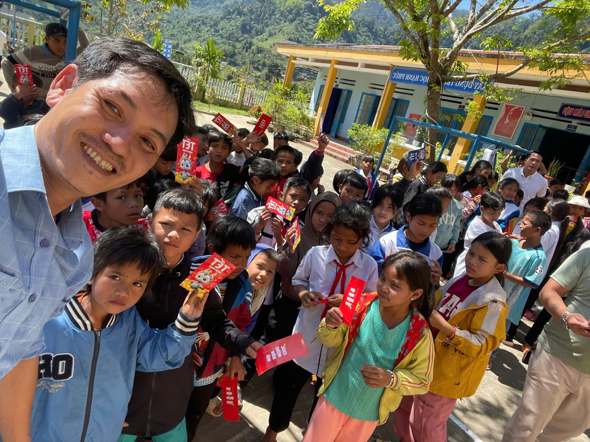 Tấm lòng người thầy và những nụ cười sau con dốc- Ảnh 4. Tấm lòng người thầy và những nụ cười sau con dốc- Ảnh 4.