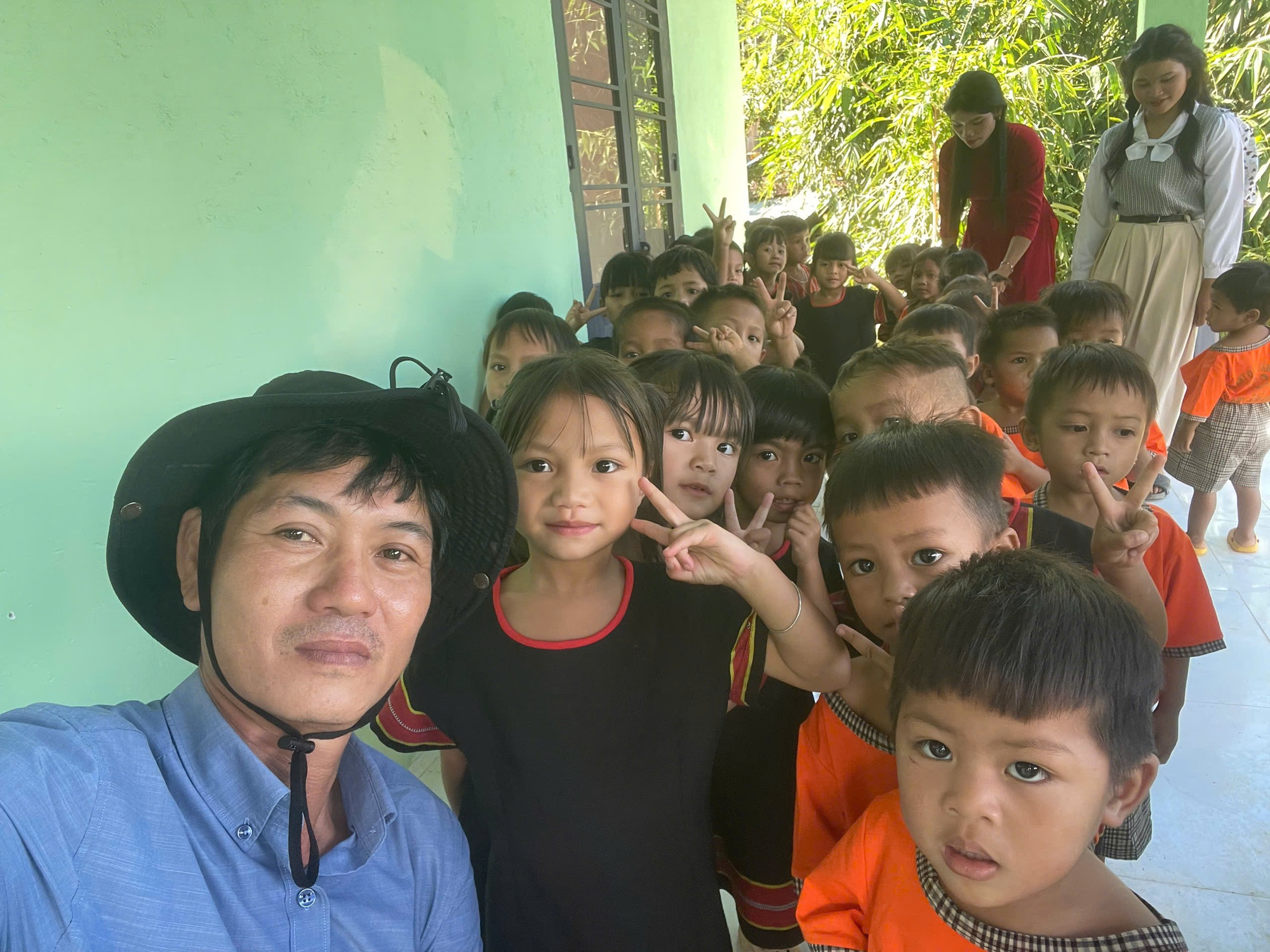 Tấm lòng người thầy và những nụ cười sau con dốc- Ảnh 1. Tấm lòng người thầy và những nụ cười sau con dốc- Ảnh 1.
