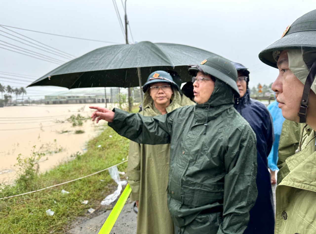 Phó Thủ tướng Hồ Quốc Dũng: Di dời dân ngay trong ngày, tuyệt đối không để xảy ra thiệt hại về người- Ảnh 3.