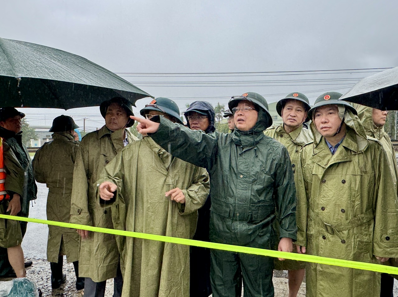 Phó Thủ tướng Hồ Quốc Dũng: Di dời dân ngay trong ngày, tuyệt đối không để xảy ra thiệt hại về người- Ảnh 4.