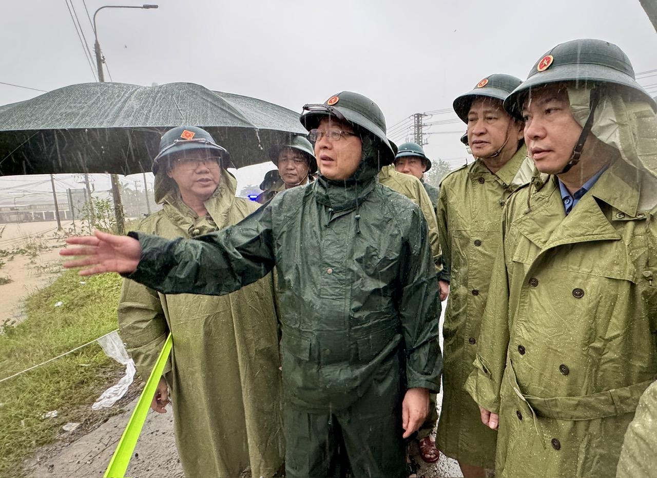 Phó Thủ tướng Hồ Quốc Dũng: Di dời dân ngay trong ngày, tuyệt đối không để xảy ra thiệt hại về người- Ảnh 1.