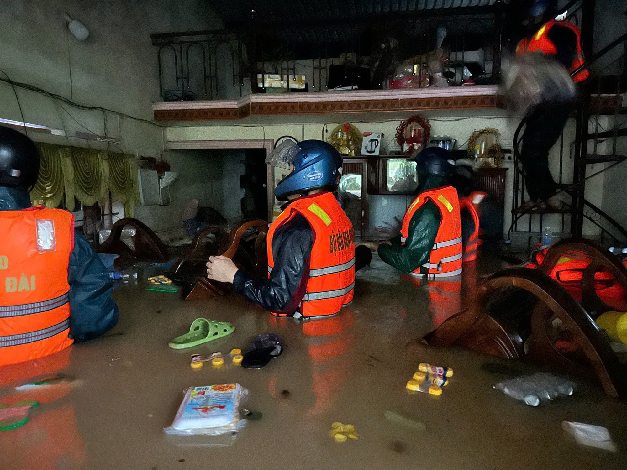 Bộ đội hỗ trợ sơ tán người dân và tài sản trong mưa lũ ở Đắk Lắk- Ảnh 3. Bộ đội hỗ trợ sơ tán người dân và tài sản trong mưa lũ ở Đắk Lắk- Ảnh 3.