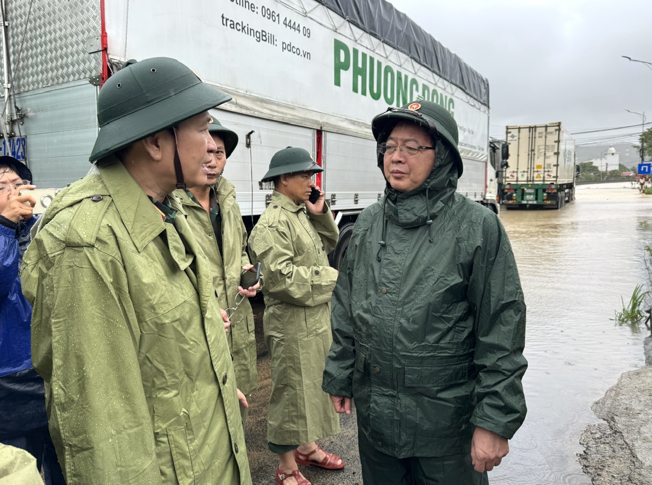 Phó Thủ tướng Hồ Quốc Dũng: Tập trung di dời dân, huy động tổng lực khắc phục chia cắt giao thông tại Đắk Lắk- Ảnh 1. Phó Thủ tướng Hồ Quốc Dũng: Tập trung di dời dân, huy động tổng lực khắc phục chia cắt giao thông tại Đắk Lắk- Ảnh 1.