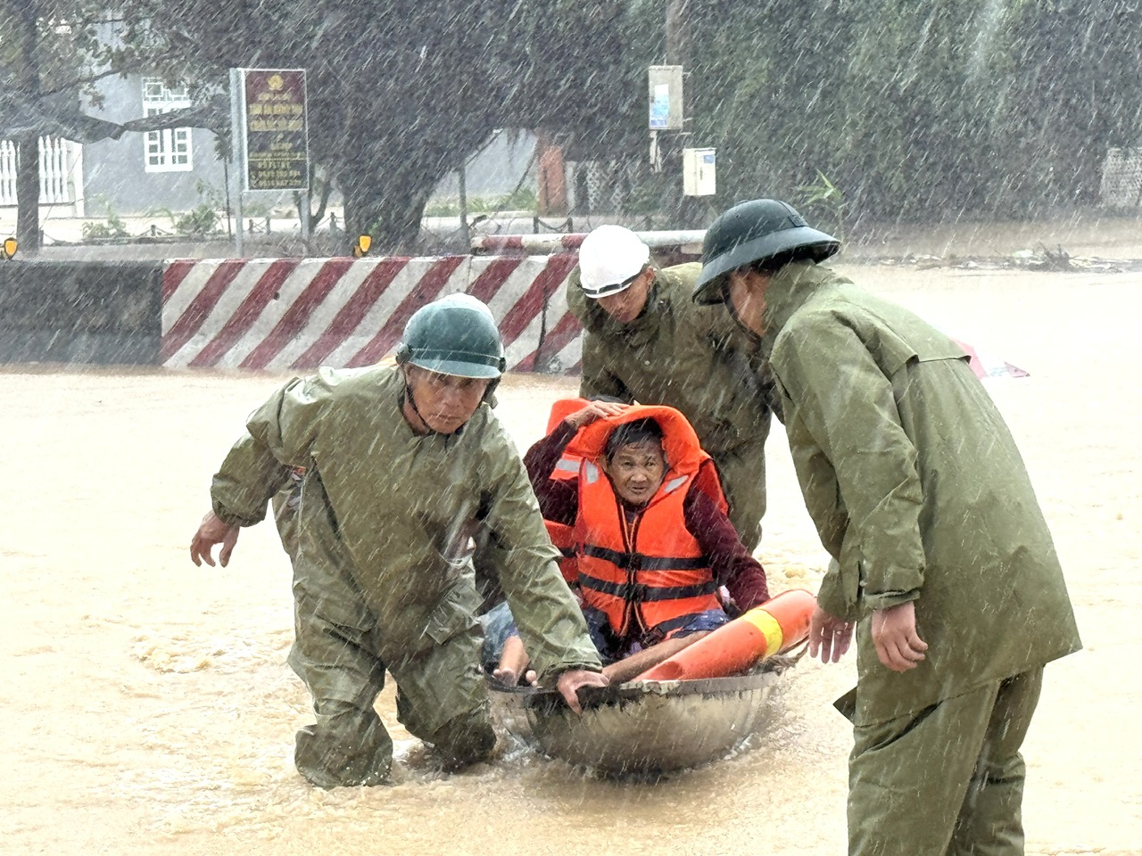 Phó Thủ tướng Hồ Quốc Dũng: Tập trung di dời dân, huy động tổng lực khắc phục chia cắt giao thông tại Đắk Lắk- Ảnh 5. Phó Thủ tướng Hồ Quốc Dũng: Tập trung di dời dân, huy động tổng lực khắc phục chia cắt giao thông tại Đắk Lắk- Ảnh 5.