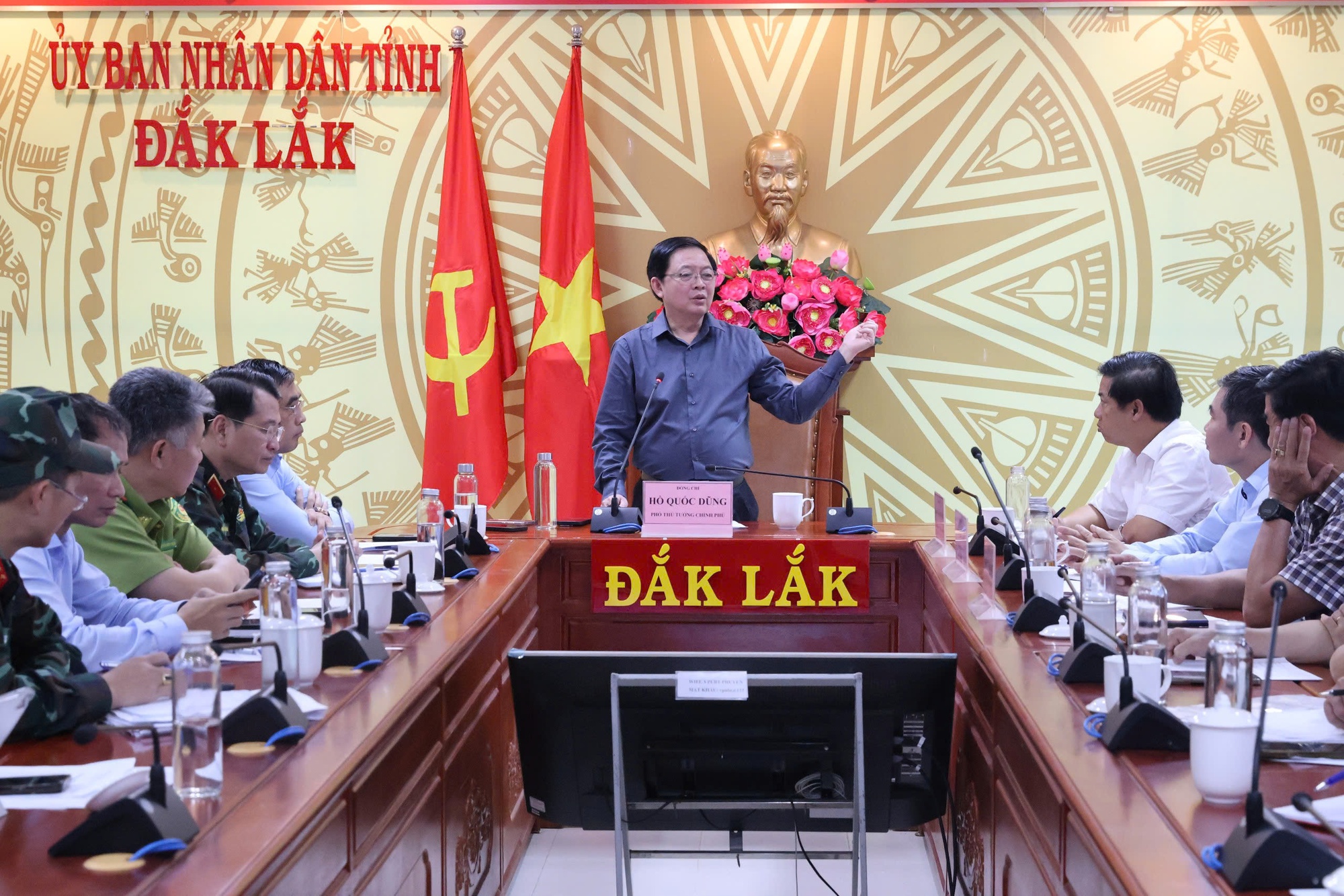 Huy động tối đa lực lượng, ưu tiên cứu dân, tiếp cận ngay các khu vực chia cắt tại Đắk Lắk- Ảnh 3. Huy động tối đa lực lượng, ưu tiên cứu dân, tiếp cận ngay các khu vực chia cắt tại Đắk Lắk- Ảnh 3.