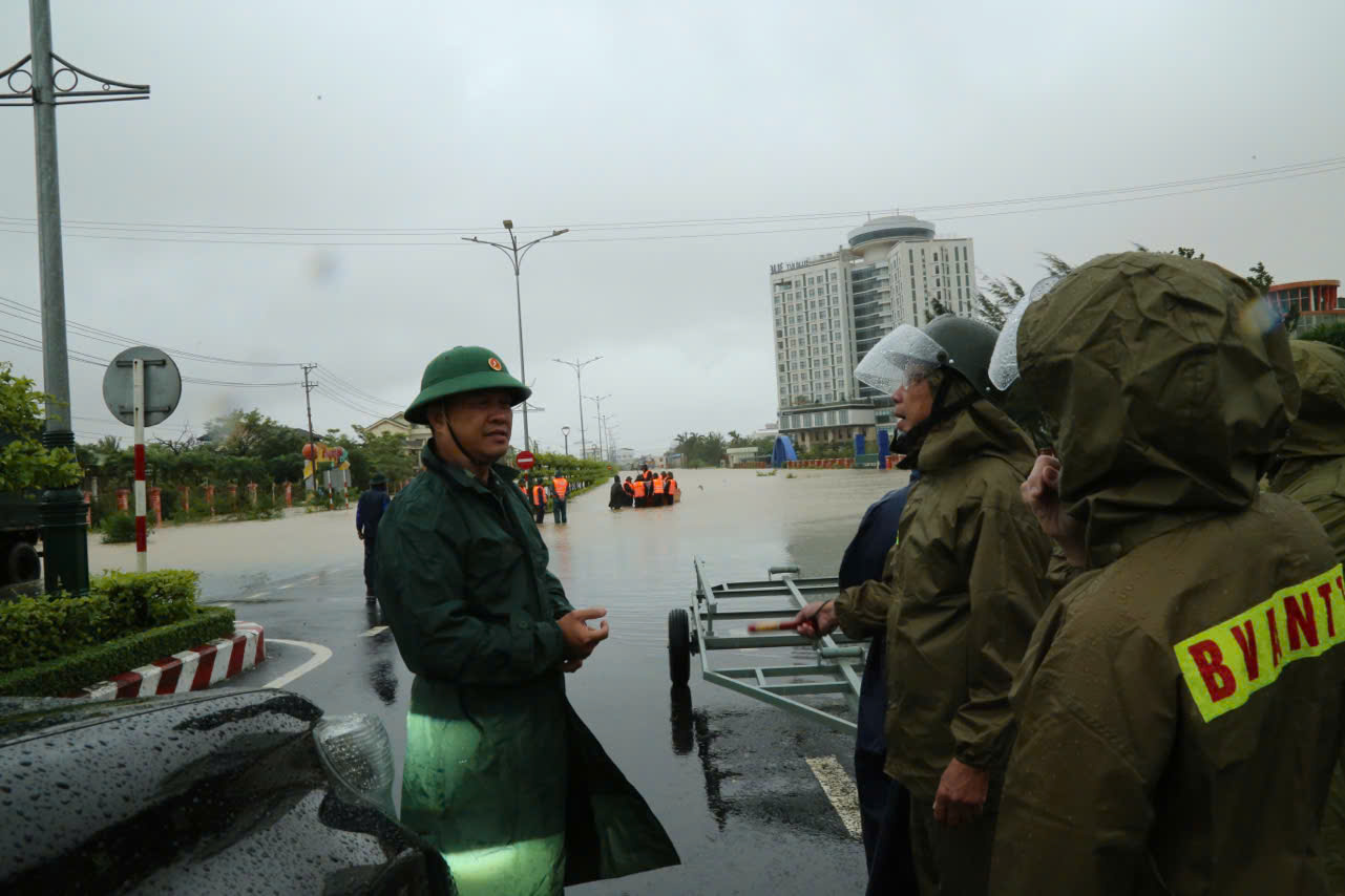 Quân khu 5 dồn lực khẩn trương ứng cứu, hỗ trợ người dân vùng lũ tỉnh Đắk Lắk- Ảnh 1. Quân khu 5 dồn lực khẩn trương ứng cứu, hỗ trợ người dân vùng lũ tỉnh Đắk Lắk- Ảnh 1.