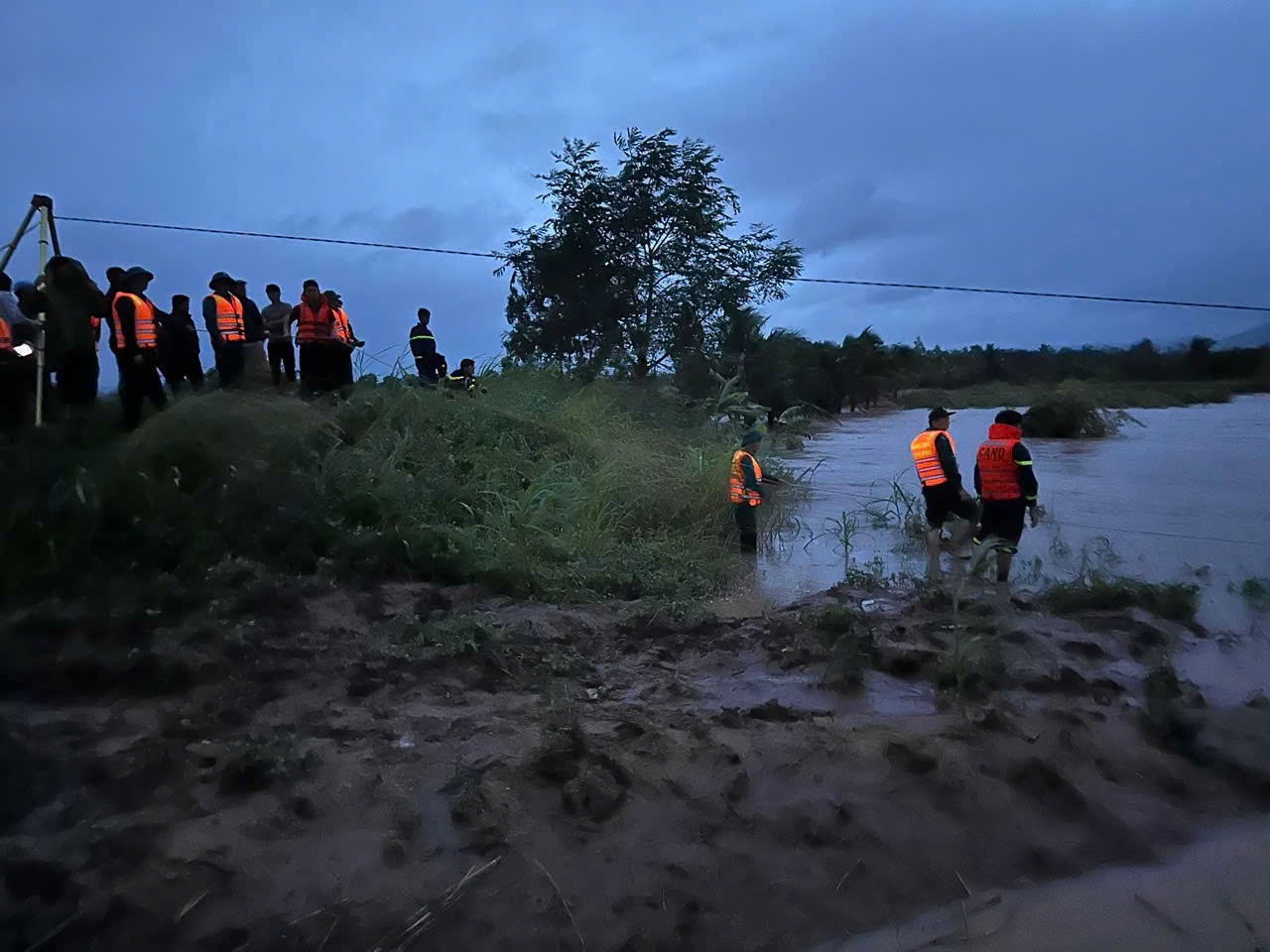 Vượt dòng lũ chảy xiết, Bộ đội, Công an giải cứu 33 người dân bị cô lập- Ảnh 1.