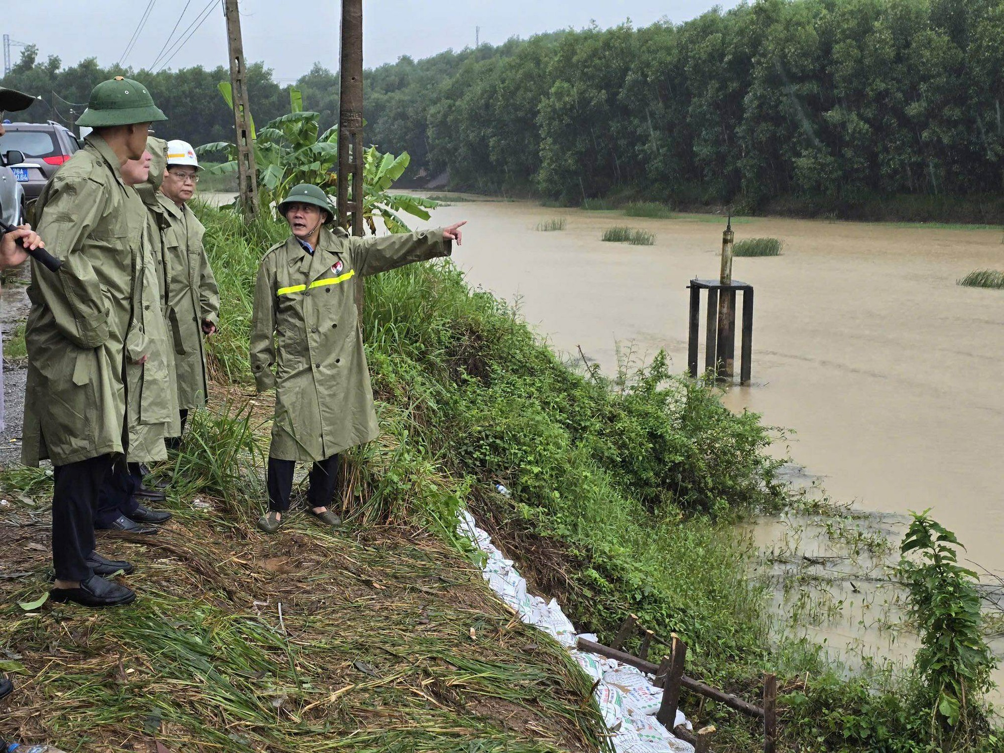 Quảng Ngãi: Khẩn trương xử lý sự cố, bảo đảm an toàn cho người dân- Ảnh 1. Quảng Ngãi: Khẩn trương xử lý sự cố, bảo đảm an toàn cho người dân- Ảnh 1.